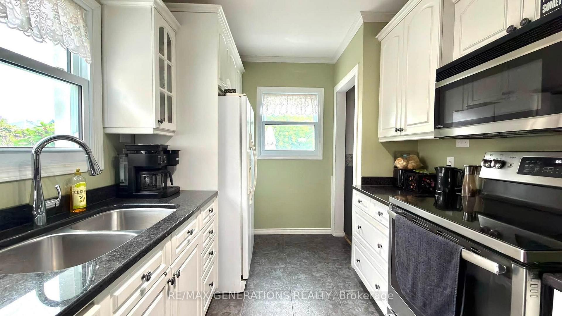 Photo 4 of 149 Prospect Avenue, Thunder Bay, College Heights — HOMEH