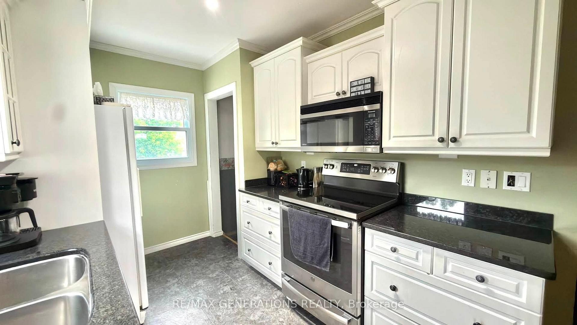 Photo 5 of 149 Prospect Avenue, Thunder Bay, College Heights — HOMEH
