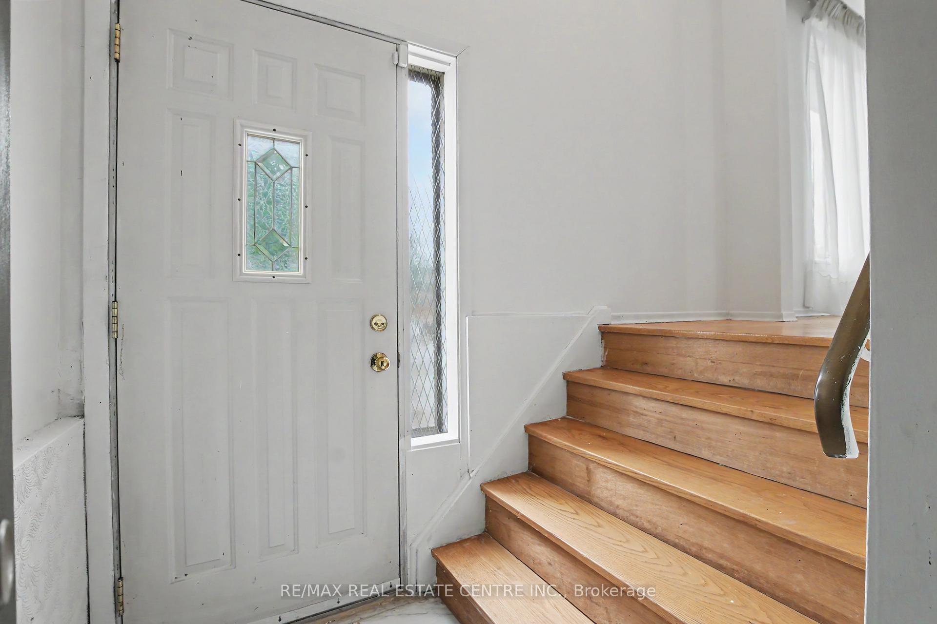 Photo 3 of 396 Pinemeadow Avenue, Mississauga, Cooksville — HOMEH