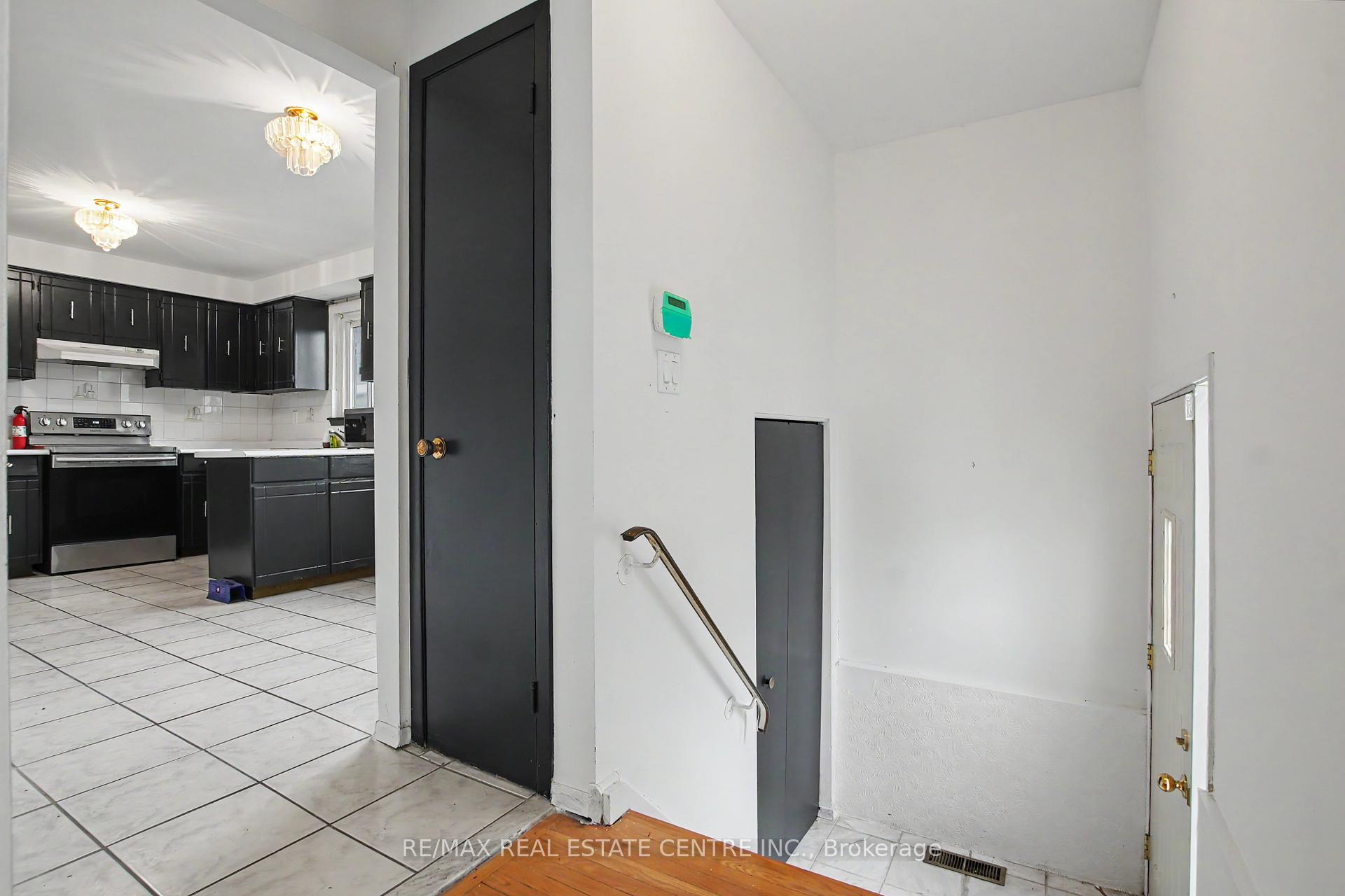 Photo 4 of 396 Pinemeadow Avenue, Mississauga, Cooksville — HOMEH
