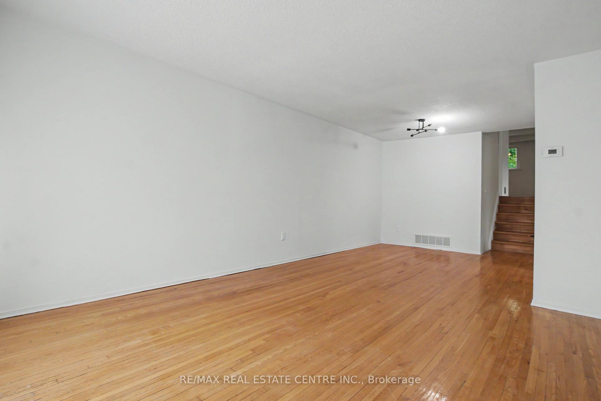 Photo 6 of 396 Pinemeadow Avenue, Mississauga, Cooksville — HOMEH