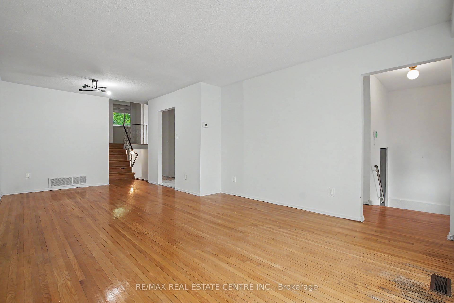 Photo 7 of 396 Pinemeadow Avenue, Mississauga, Cooksville — HOMEH