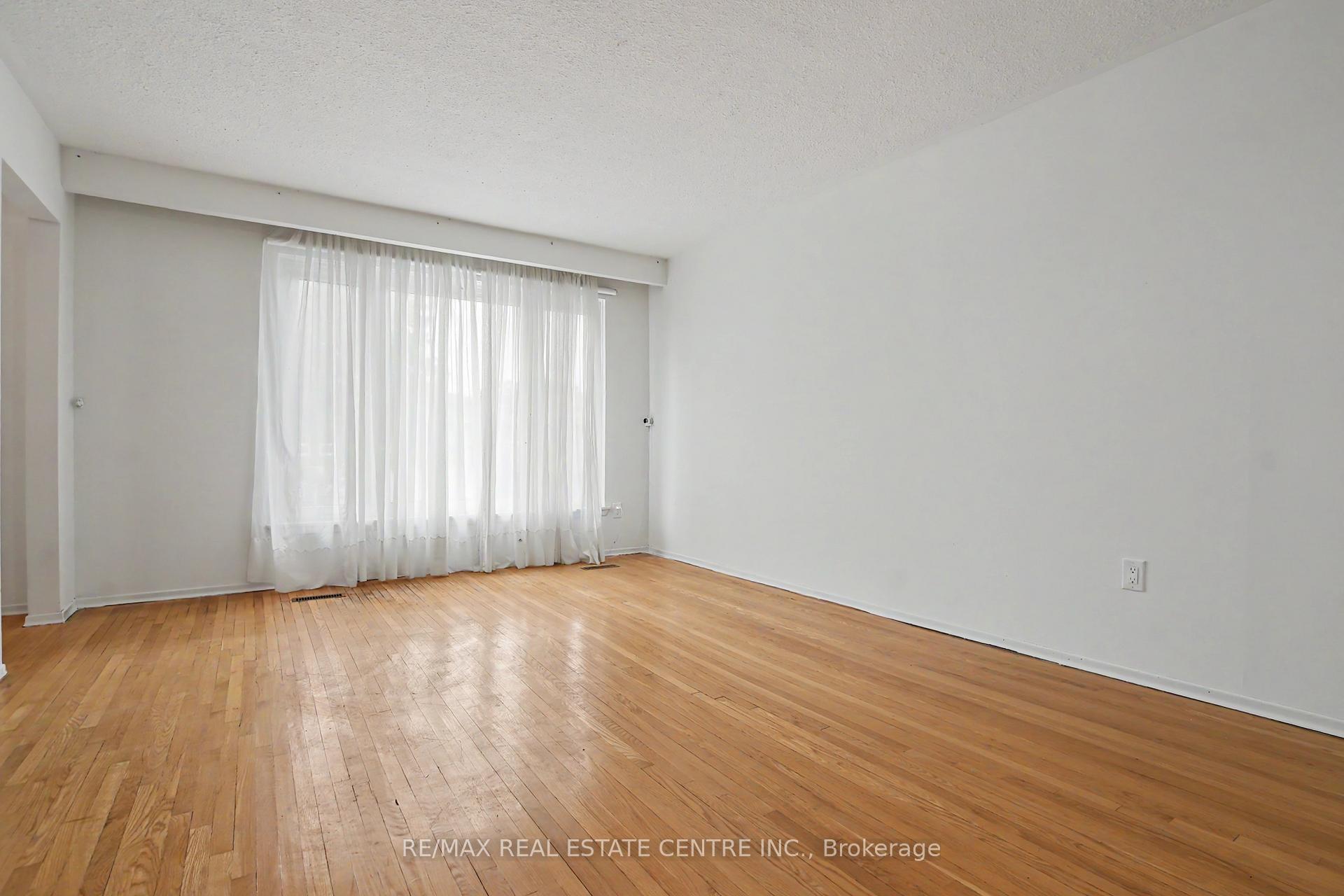 Photo 8 of 396 Pinemeadow Avenue, Mississauga, Cooksville — HOMEH