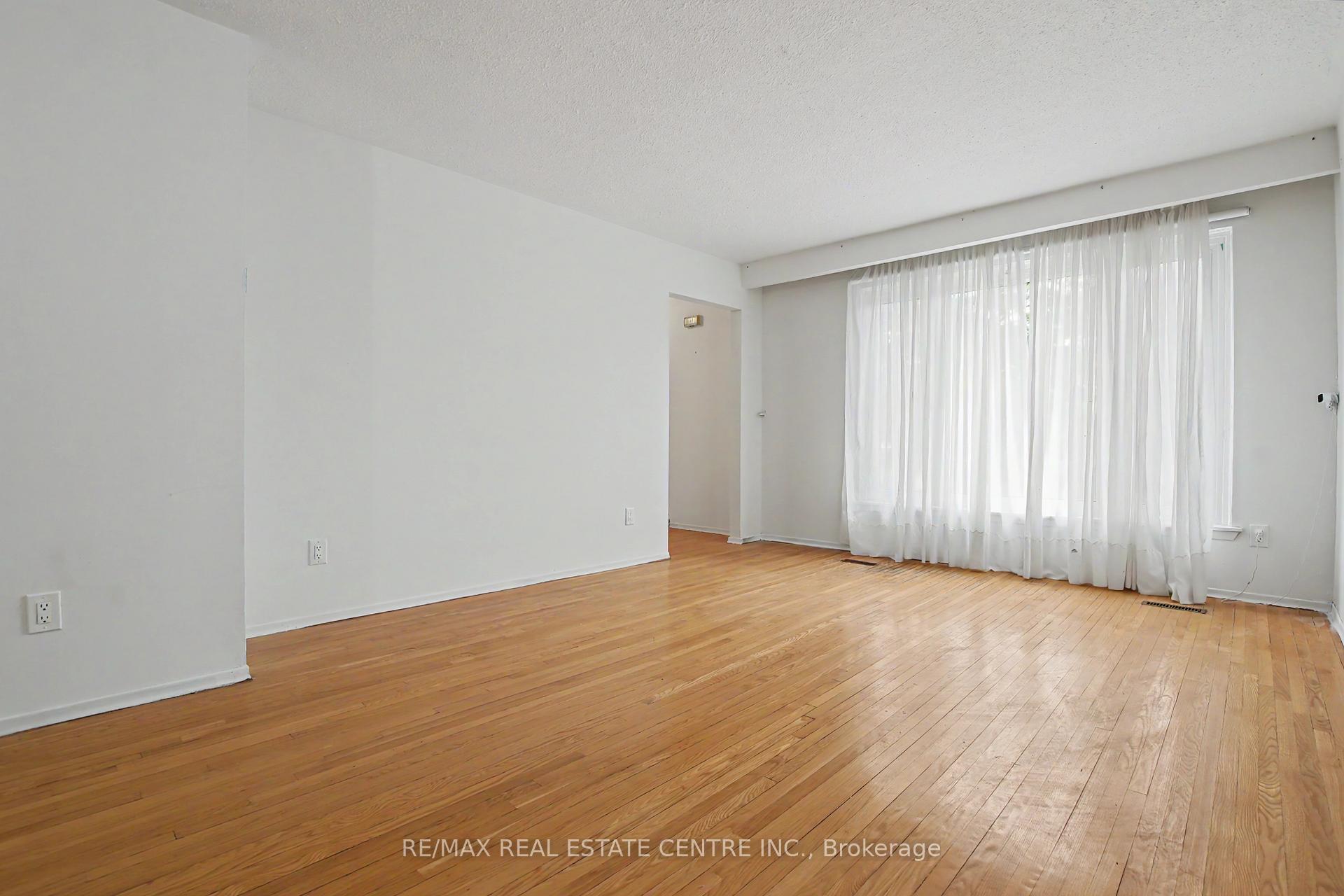 Photo 9 of 396 Pinemeadow Avenue, Mississauga, Cooksville — HOMEH