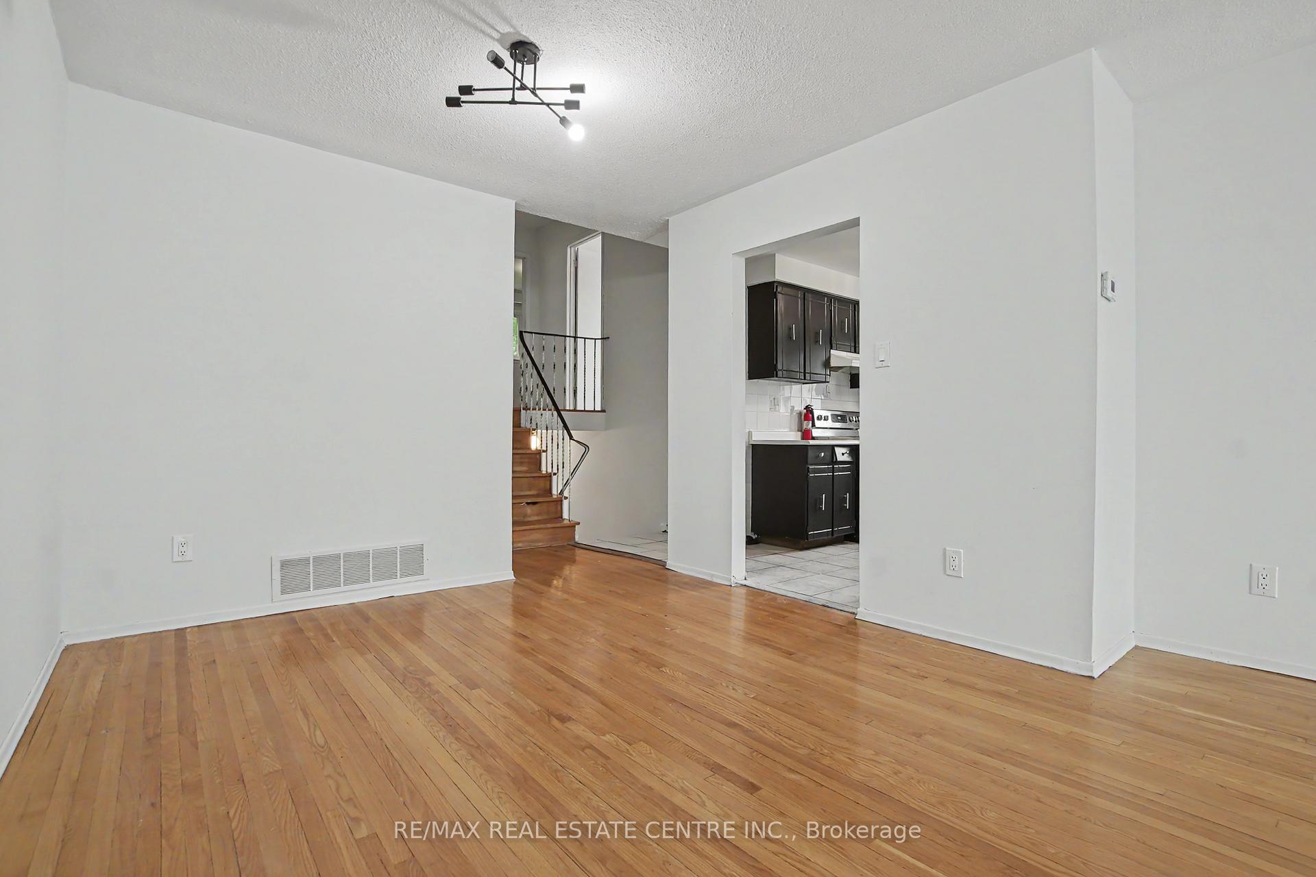 Photo 11 of 396 Pinemeadow Avenue, Mississauga, Cooksville — HOMEH