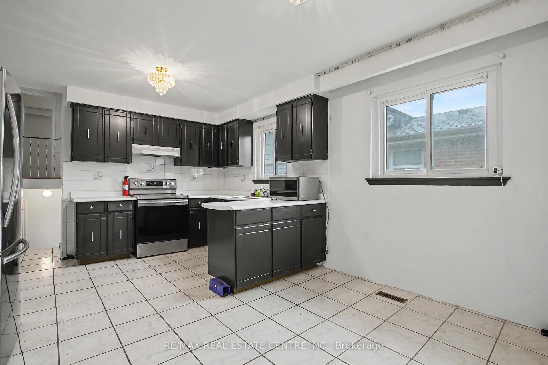 Photo 13 of 396 Pinemeadow Avenue, Mississauga, Cooksville — HOMEH