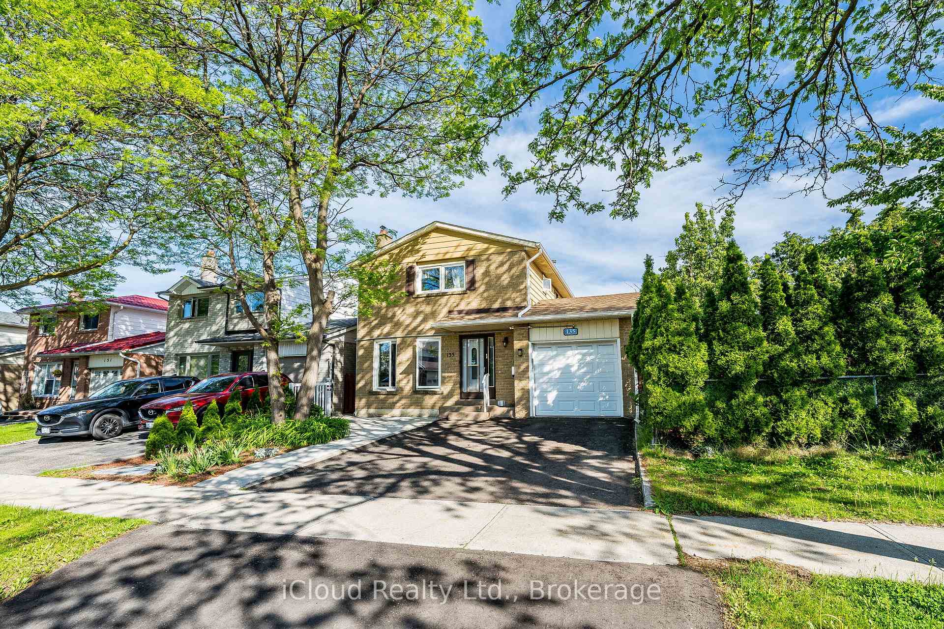Photo 2 of 135 Autumn Glen Circle, Etobicoke, West Humber-Clairville — HOMEH