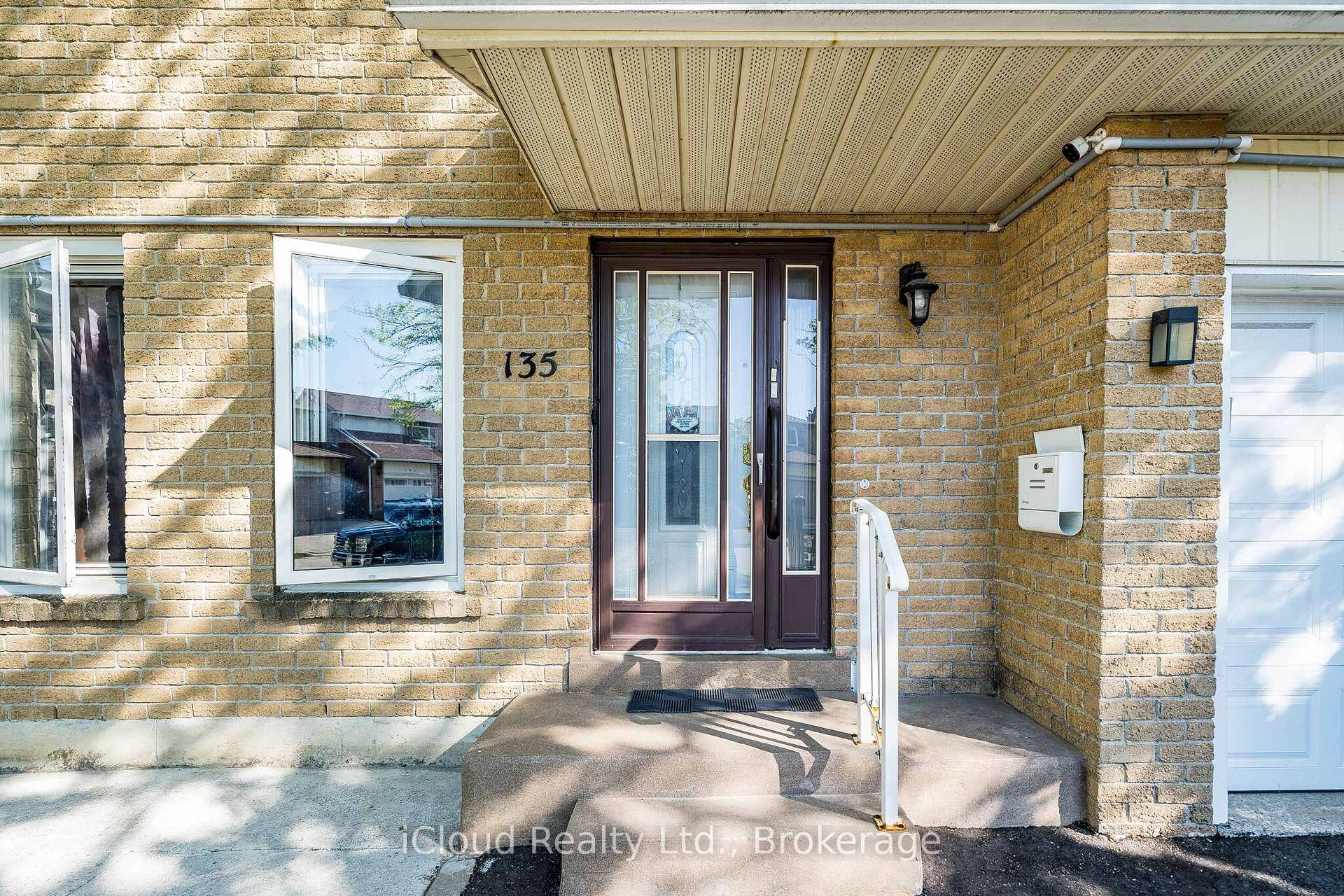 Photo 3 of 135 Autumn Glen Circle, Etobicoke, West Humber-Clairville — HOMEH