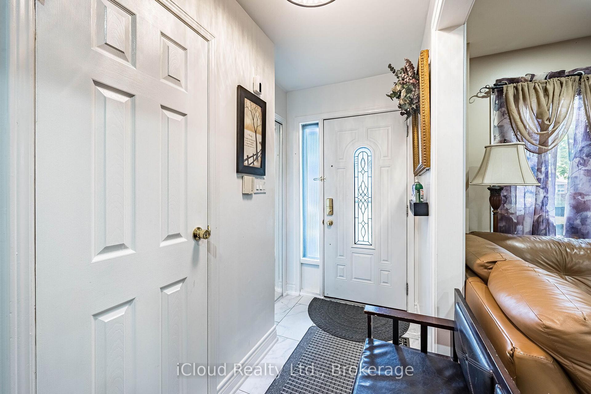Photo 4 of 135 Autumn Glen Circle, Etobicoke, West Humber-Clairville — HOMEH