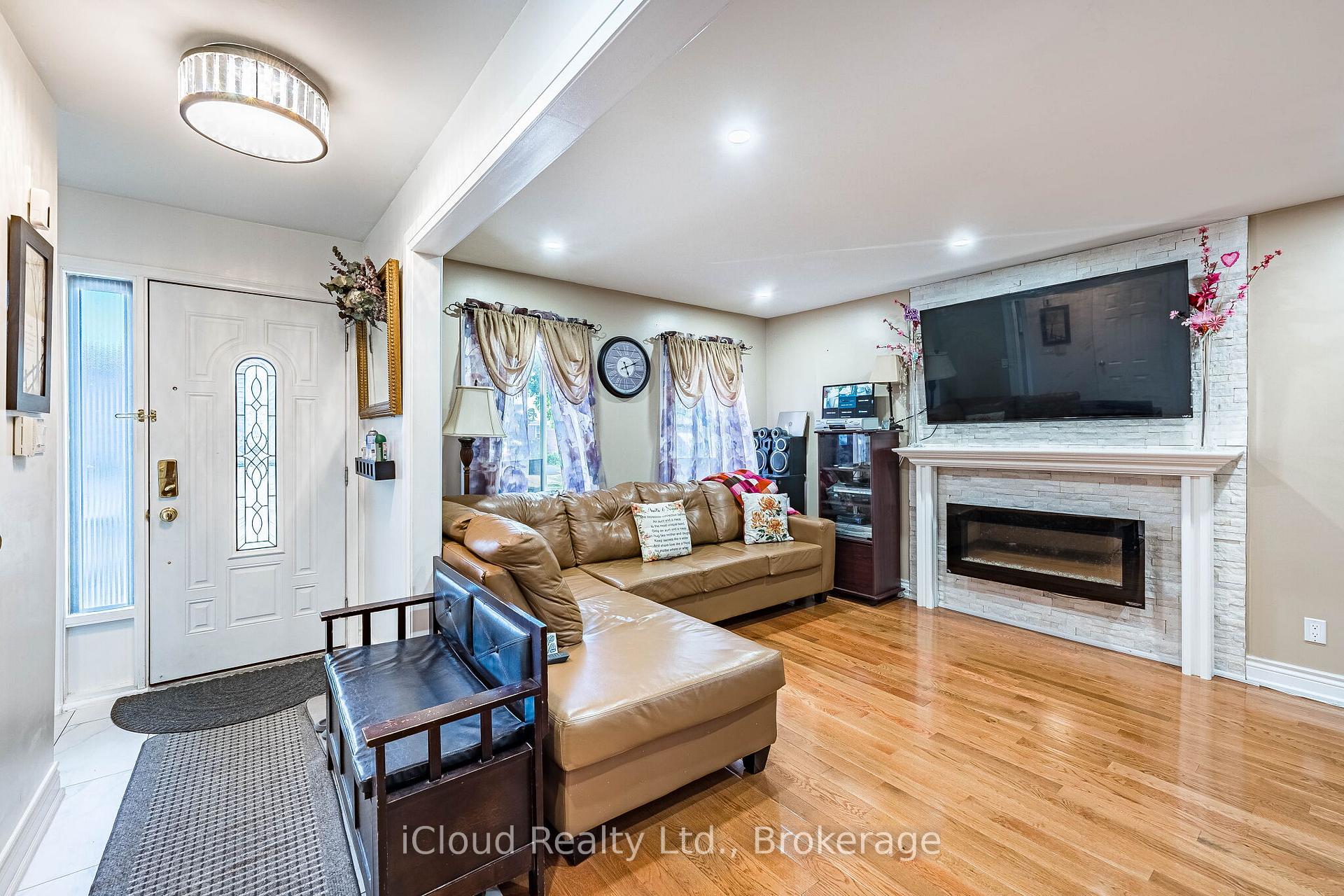 Photo 5 of 135 Autumn Glen Circle, Etobicoke, West Humber-Clairville — HOMEH
