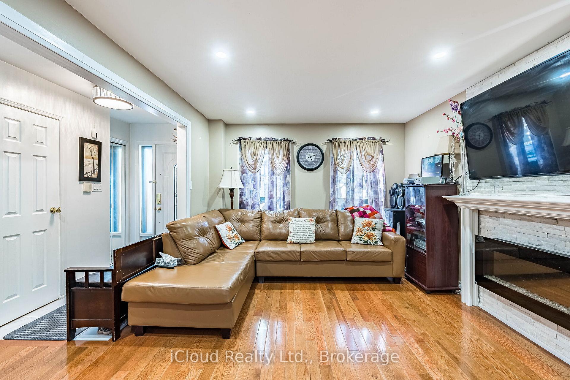 Photo 6 of 135 Autumn Glen Circle, Etobicoke, West Humber-Clairville — HOMEH