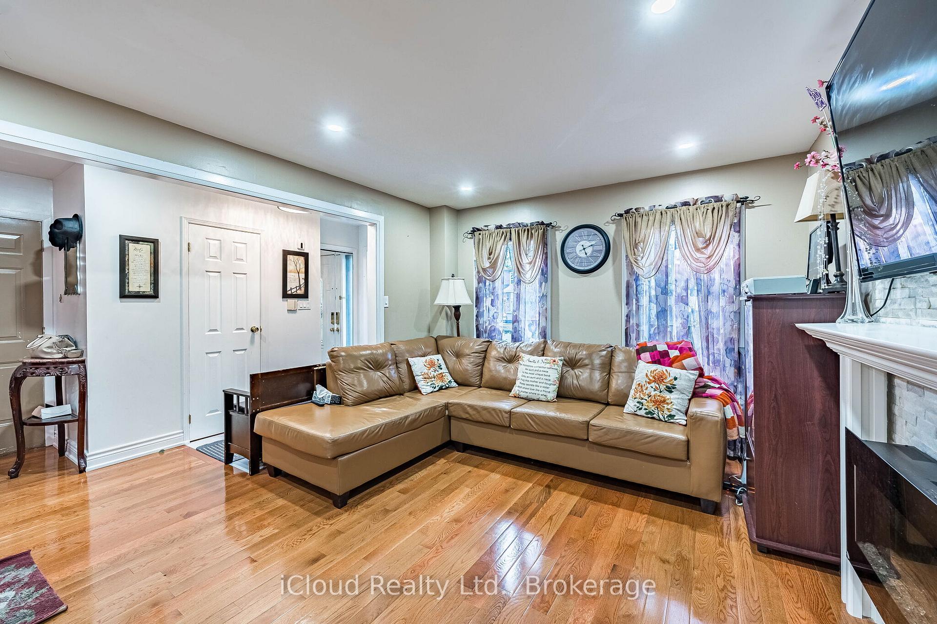 Photo 7 of 135 Autumn Glen Circle, Etobicoke, West Humber-Clairville — HOMEH