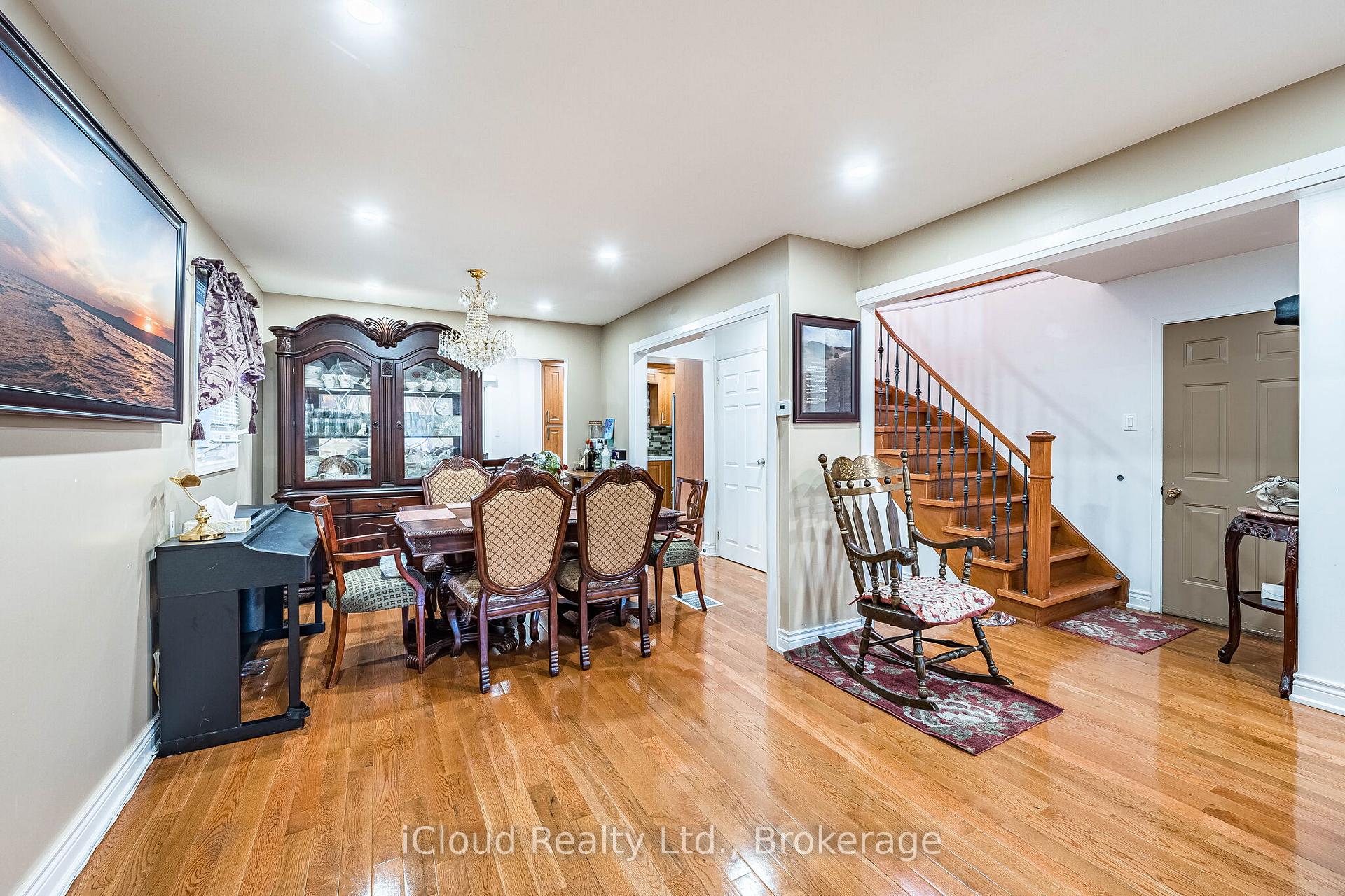 Photo 8 of 135 Autumn Glen Circle, Etobicoke, West Humber-Clairville — HOMEH