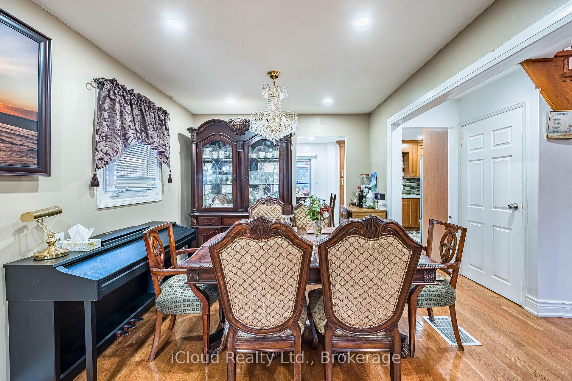 Photo 9 of 135 Autumn Glen Circle, Etobicoke, West Humber-Clairville — HOMEH