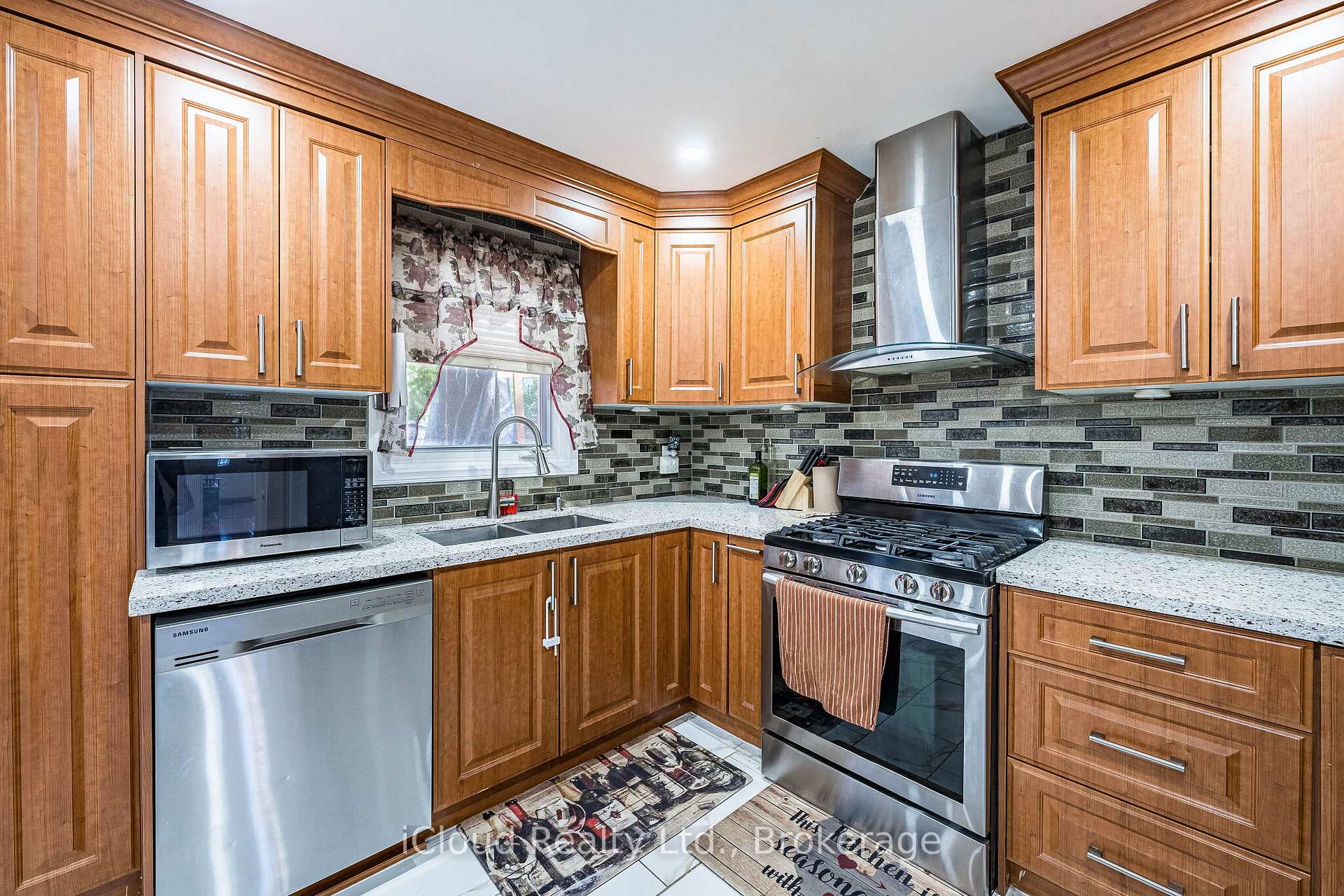 Photo 10 of 135 Autumn Glen Circle, Etobicoke, West Humber-Clairville — HOMEH