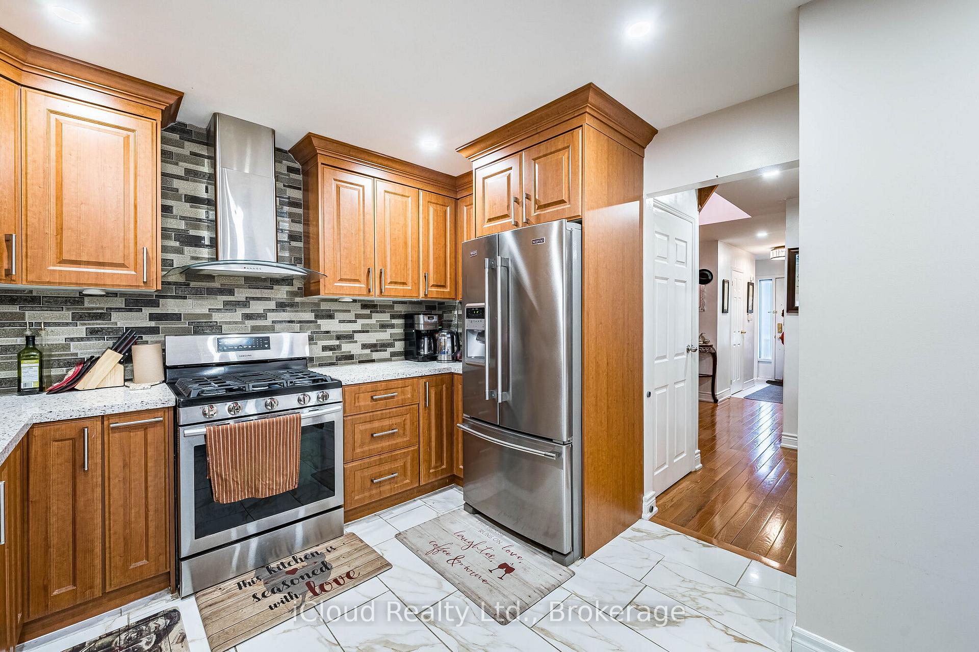 Photo 11 of 135 Autumn Glen Circle, Etobicoke, West Humber-Clairville — HOMEH