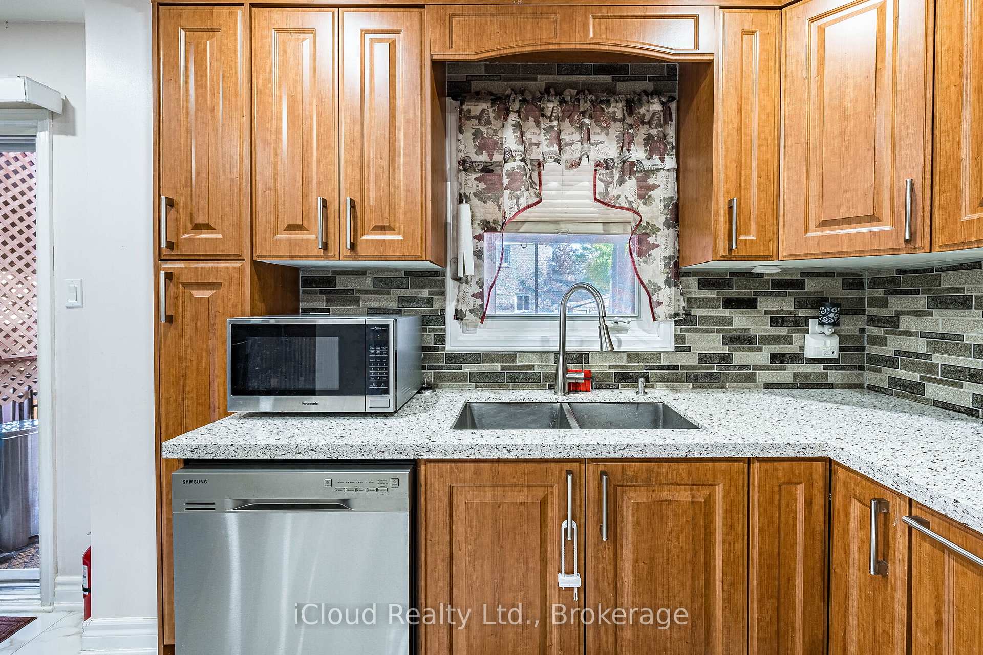 Photo 12 of 135 Autumn Glen Circle, Etobicoke, West Humber-Clairville — HOMEH