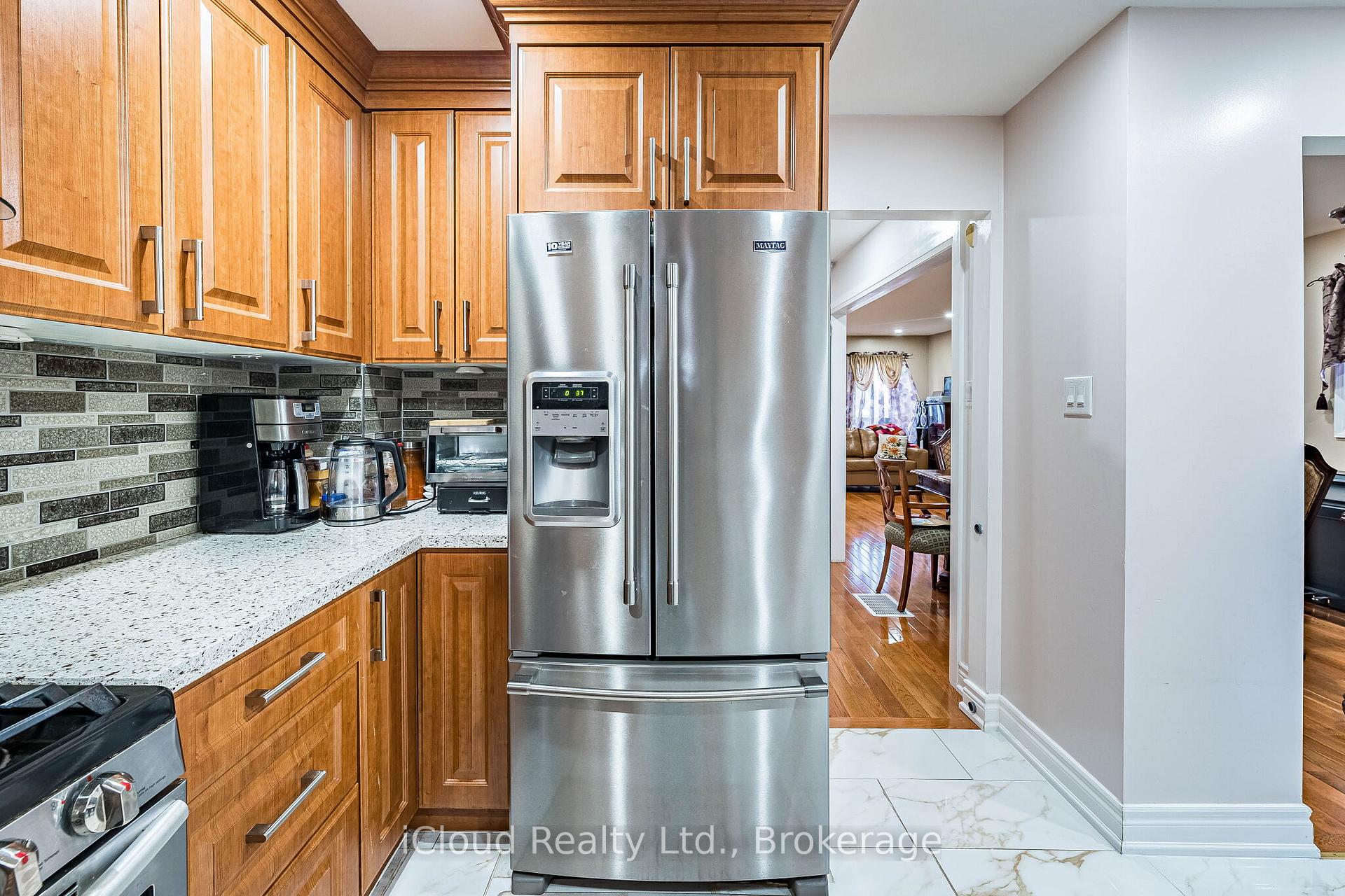 Photo 13 of 135 Autumn Glen Circle, Etobicoke, West Humber-Clairville — HOMEH