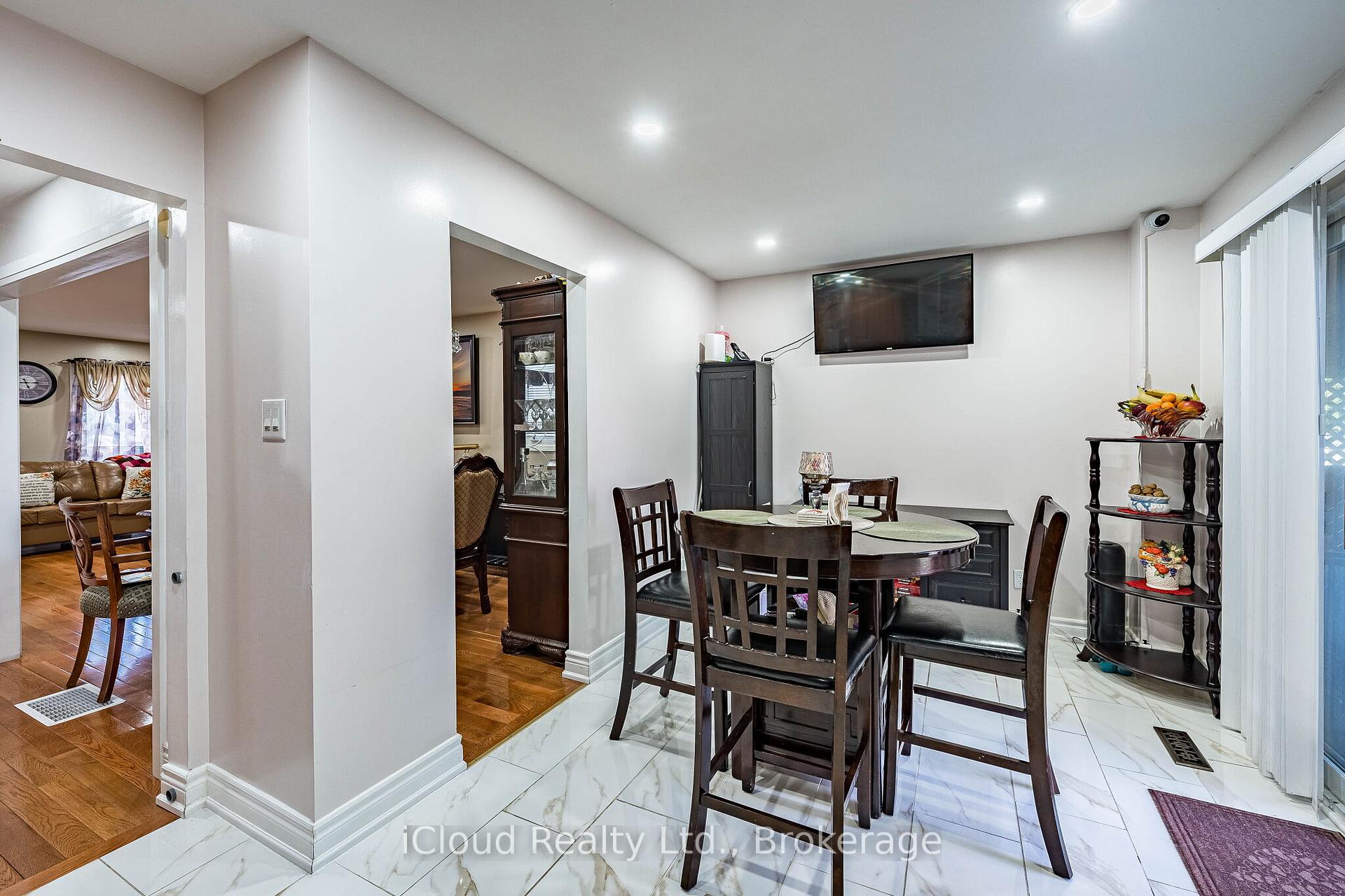 Photo 14 of 135 Autumn Glen Circle, Etobicoke, West Humber-Clairville — HOMEH