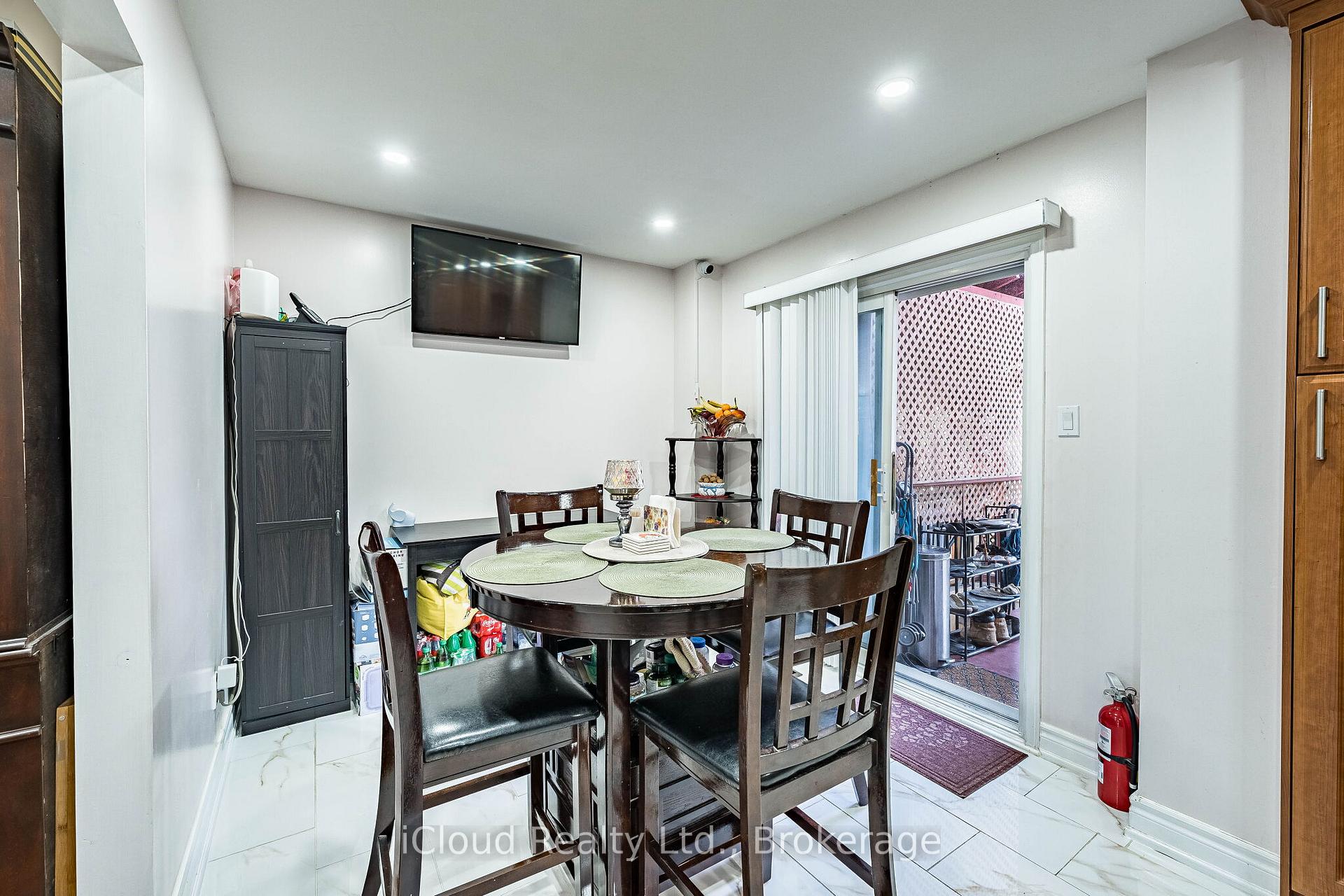 Photo 15 of 135 Autumn Glen Circle, Etobicoke, West Humber-Clairville — HOMEH