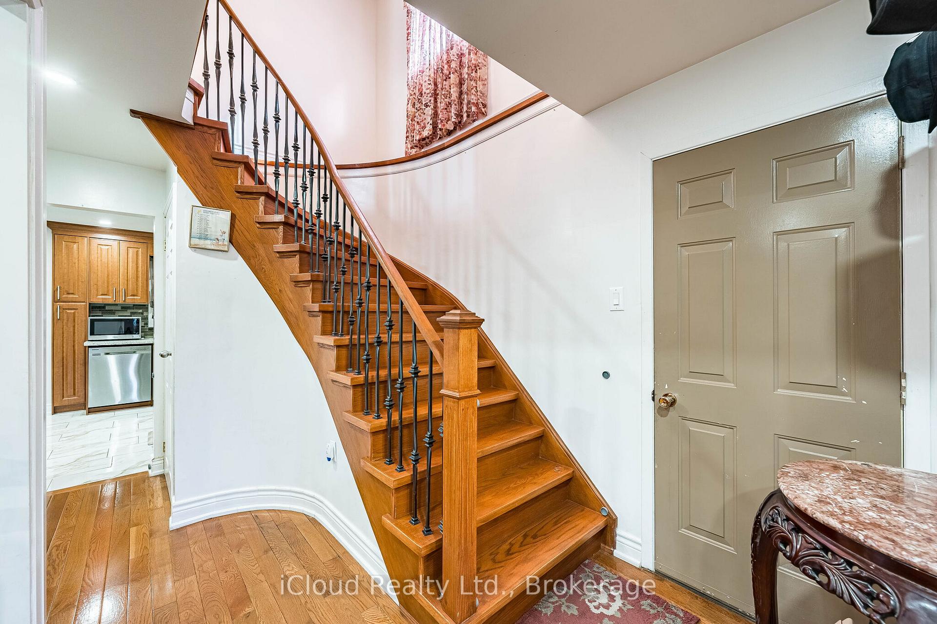 Photo 17 of 135 Autumn Glen Circle, Etobicoke, West Humber-Clairville — HOMEH