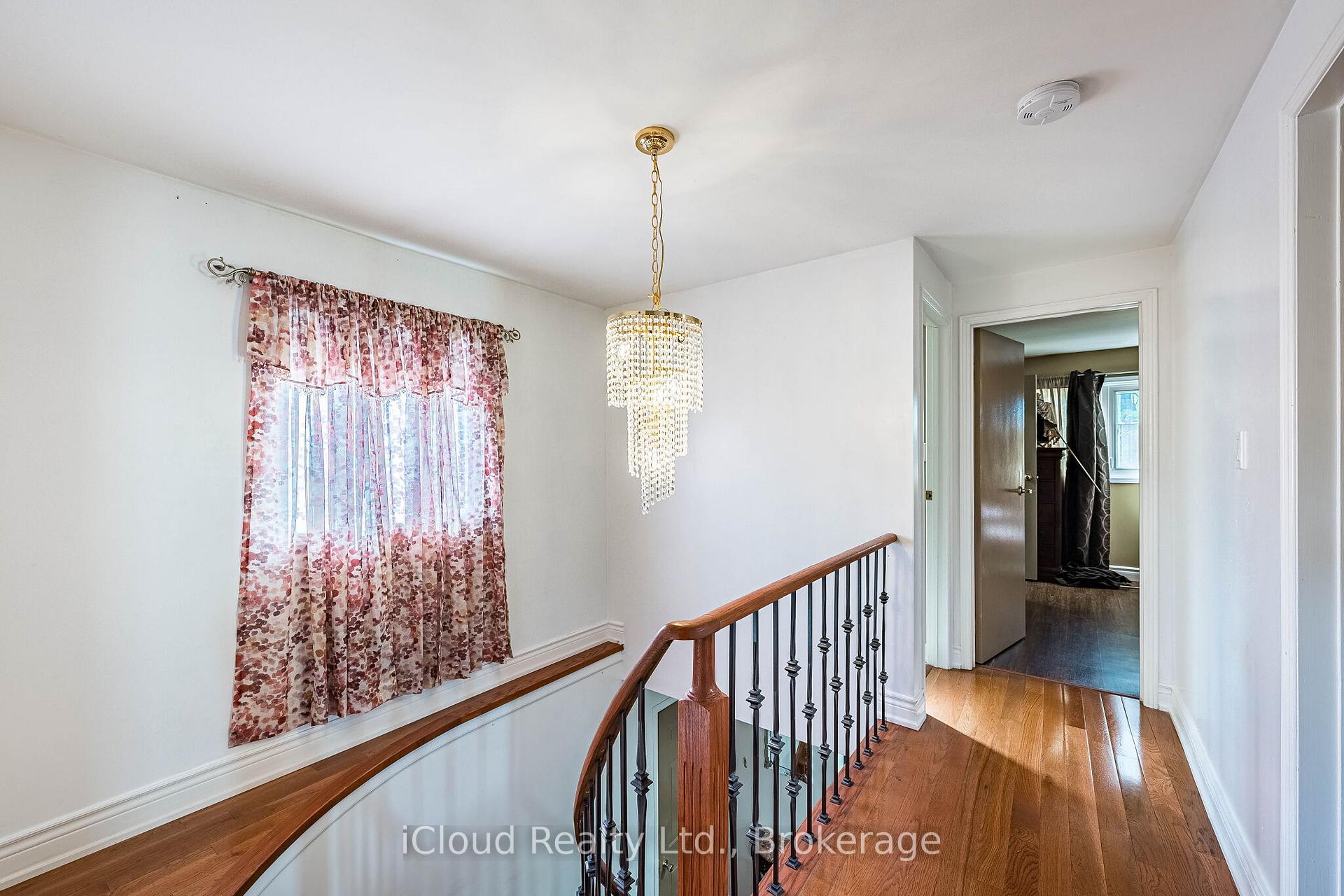 Photo 18 of 135 Autumn Glen Circle, Etobicoke, West Humber-Clairville — HOMEH