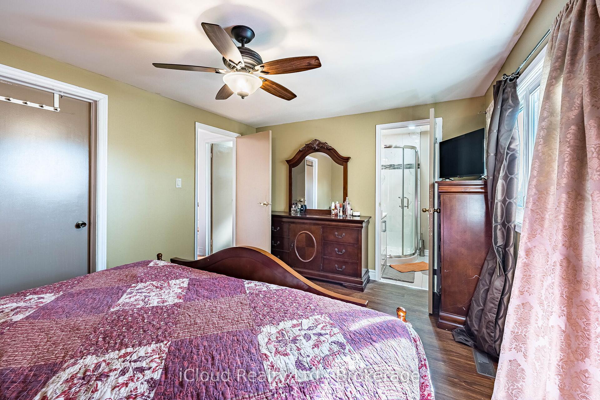 Photo 20 of 135 Autumn Glen Circle, Etobicoke, West Humber-Clairville — HOMEH