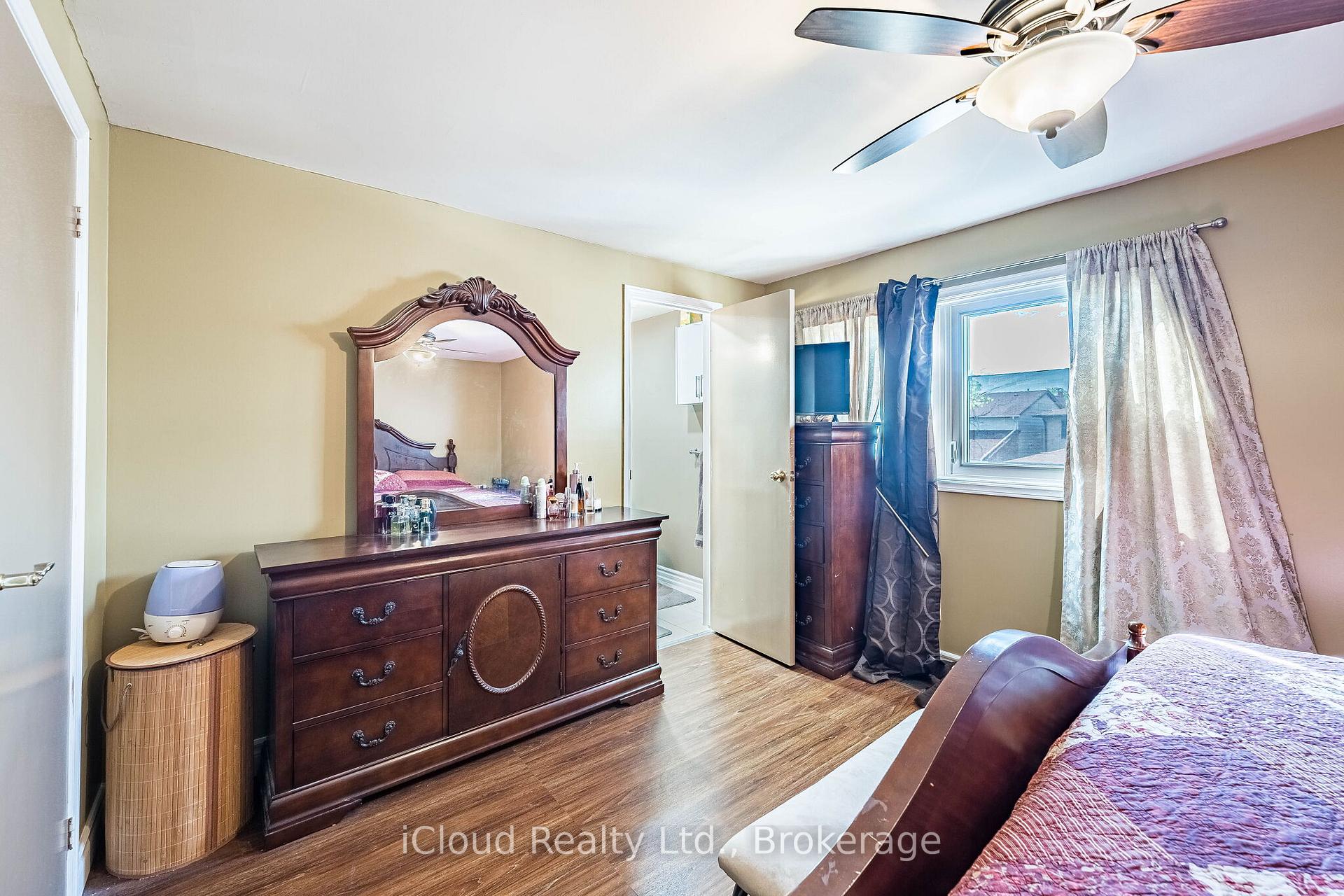 Photo 21 of 135 Autumn Glen Circle, Etobicoke, West Humber-Clairville — HOMEH
