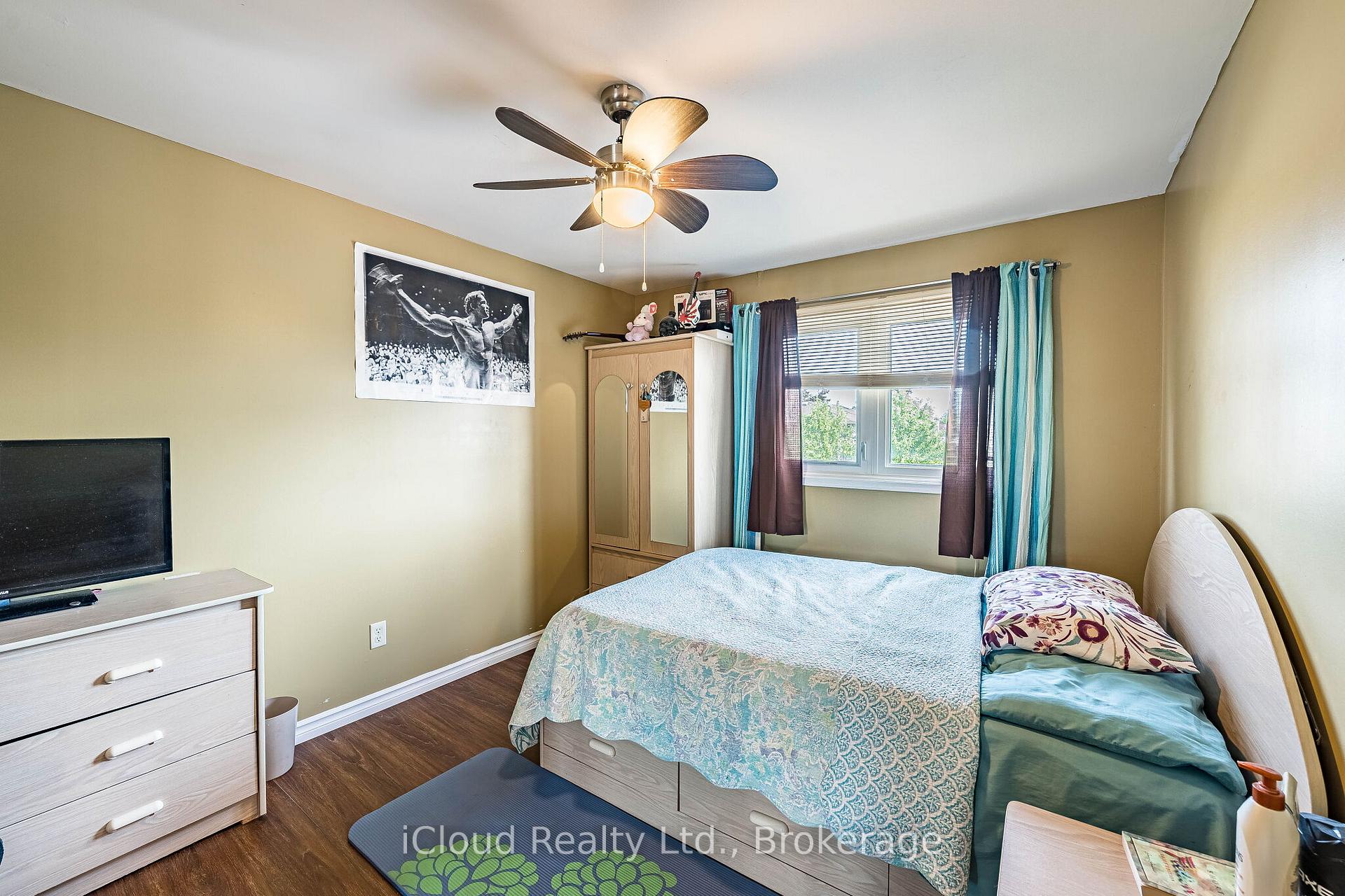 Photo 23 of 135 Autumn Glen Circle, Etobicoke, West Humber-Clairville — HOMEH
