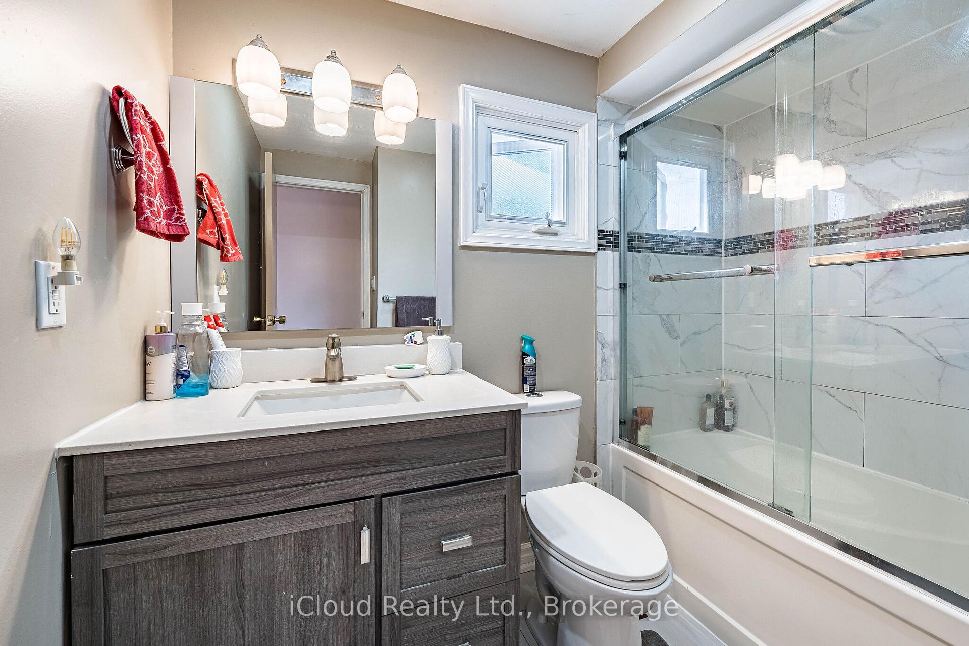 Photo 31 of 135 Autumn Glen Circle, Etobicoke, West Humber-Clairville — HOMEH