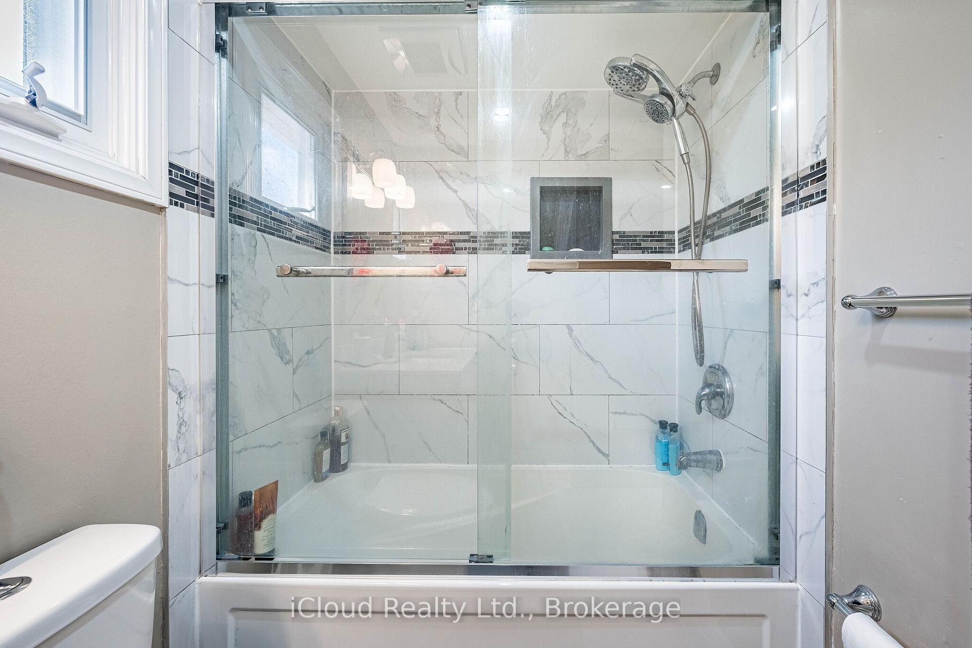 Photo 32 of 135 Autumn Glen Circle, Etobicoke, West Humber-Clairville — HOMEH