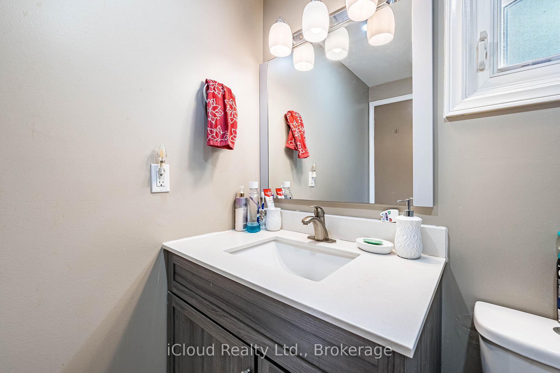 Photo 33 of 135 Autumn Glen Circle, Etobicoke, West Humber-Clairville — HOMEH