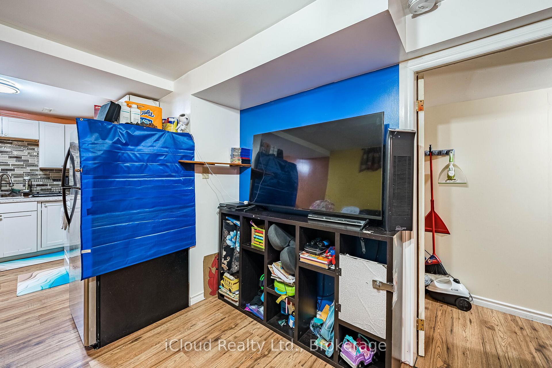 Photo 40 of 135 Autumn Glen Circle, Etobicoke, West Humber-Clairville — HOMEH