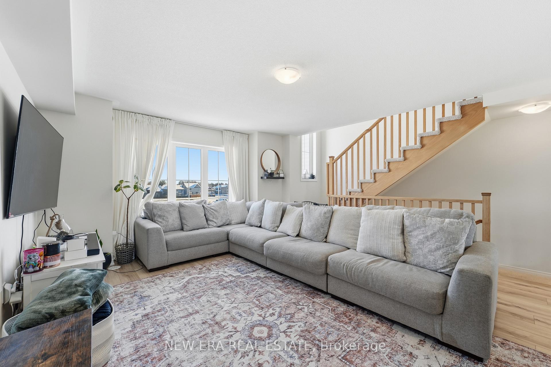 Photo 7 of 44 Jerome Way, Clarington, Bowmanville — HOMEH