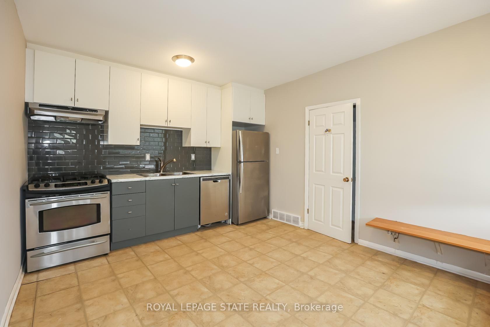 Photo 5 of Unit B, 405 Bartlett Avenue, Grimsby, Grimsby Beach — HOMEH