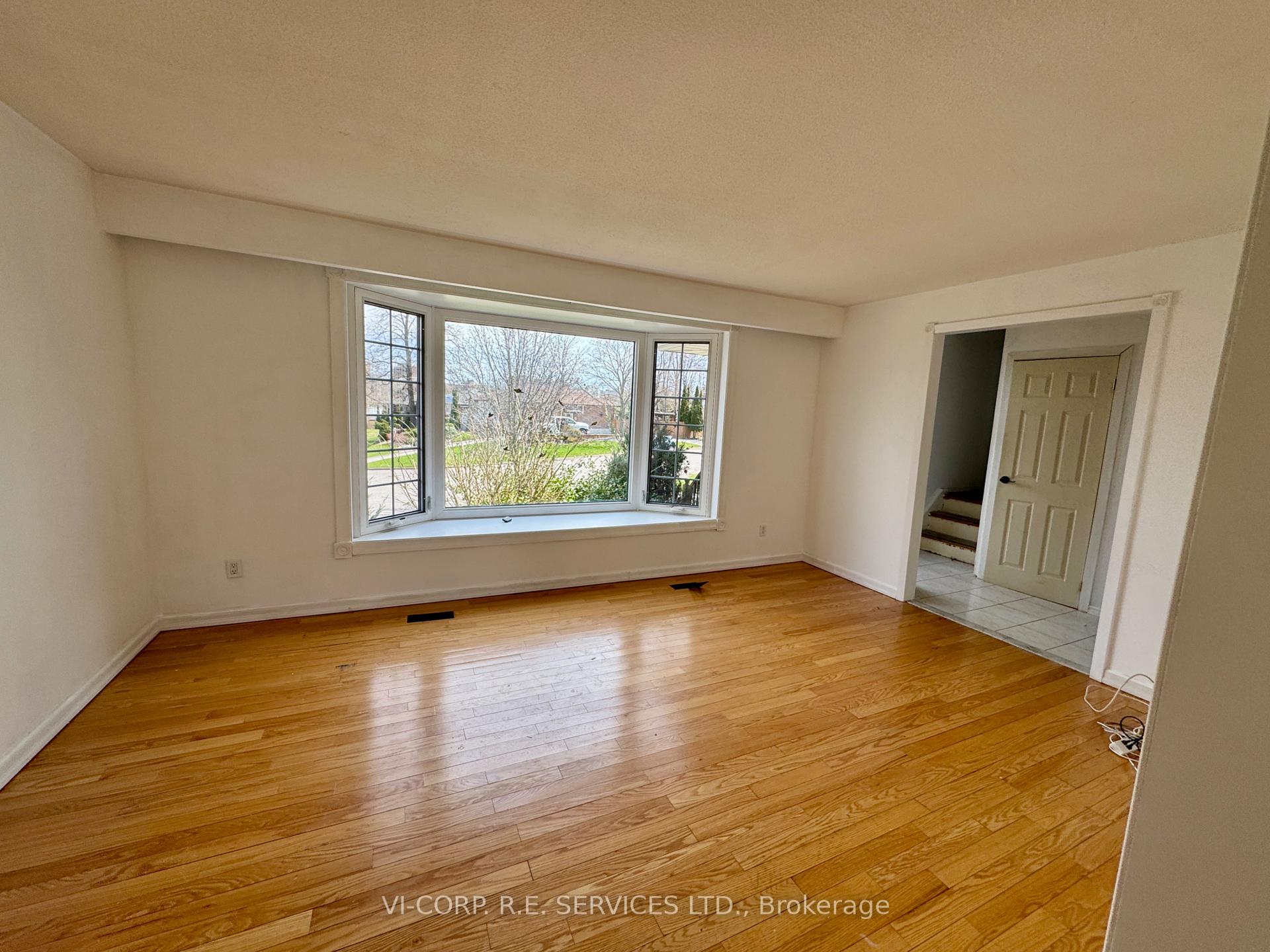 Photo 3 of 156 Gladstone Avenue, Oshawa, McLaughlin — HOMEH