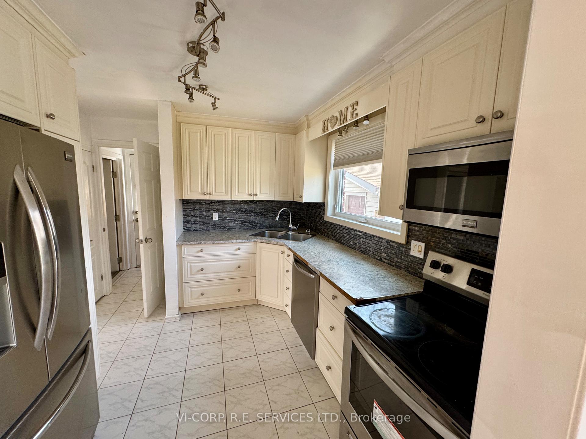 Photo 5 of 156 Gladstone Avenue, Oshawa, McLaughlin — HOMEH
