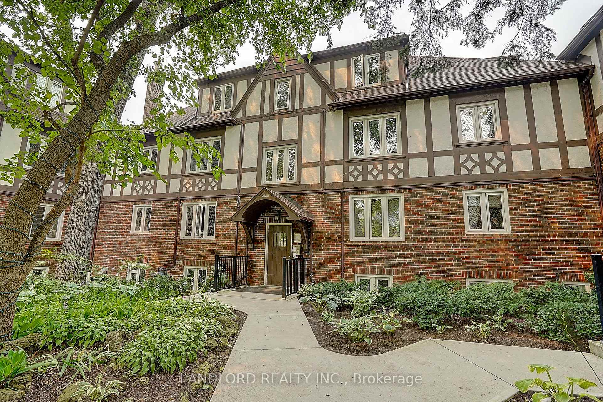 Photo 5 of Unit 12, 2520 Bloor Street W, Toronto, High Park-Swansea — HOMEH