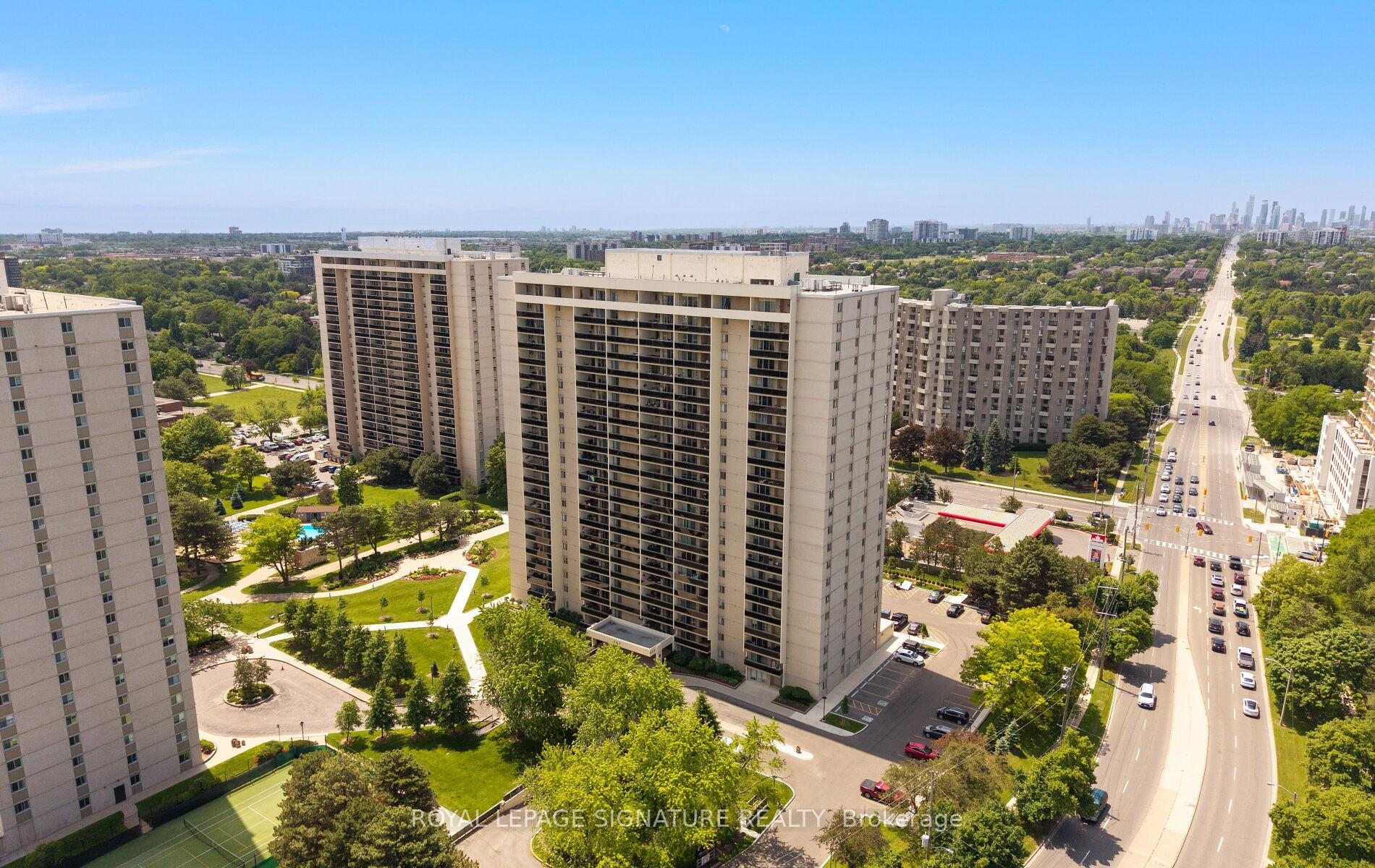 Photo 2 of Unit 606, 820 Burnhamthorpe Road, Etobicoke, Markland Wood — HOMEH