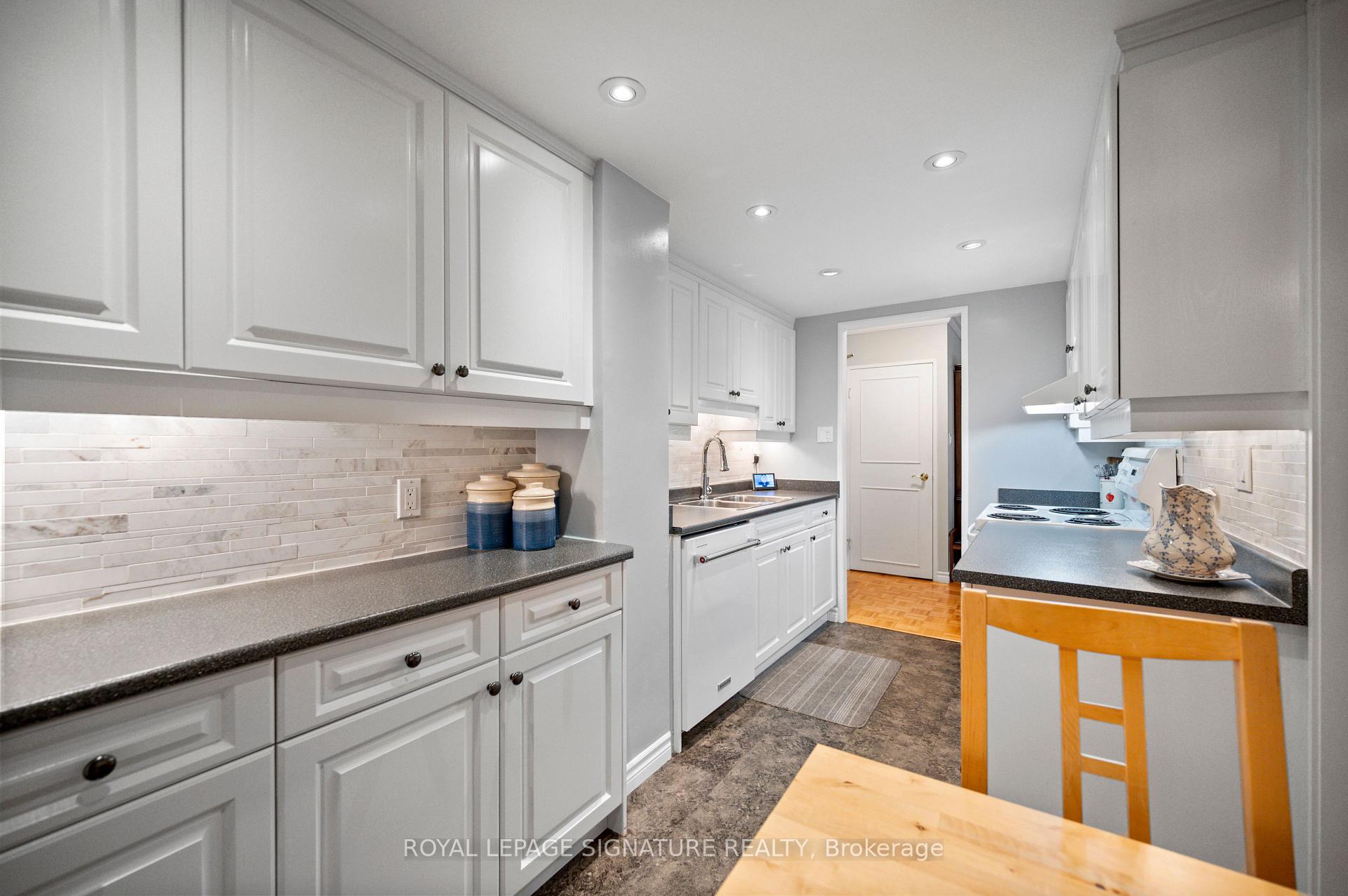 Photo 15 of Unit 606, 820 Burnhamthorpe Road, Etobicoke, Markland Wood — HOMEH