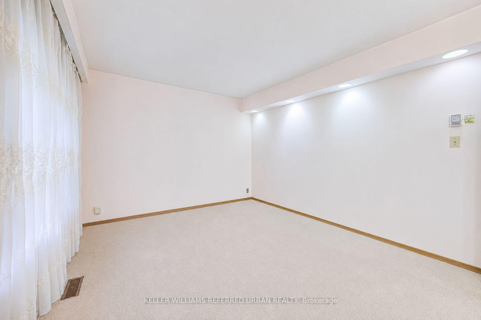 Photo 26 of 7 Saunders Crescent, Etobicoke, Stonegate-Queensway — HOMEH