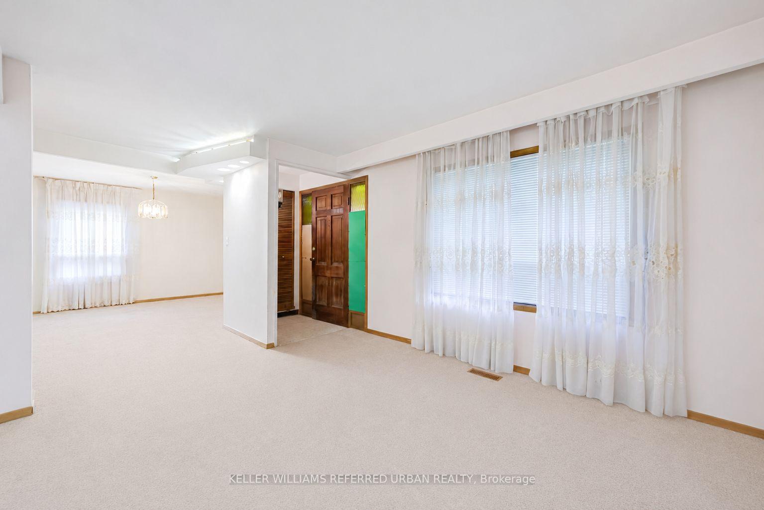 Photo 32 of 7 Saunders Crescent, Etobicoke, Stonegate-Queensway — HOMEH