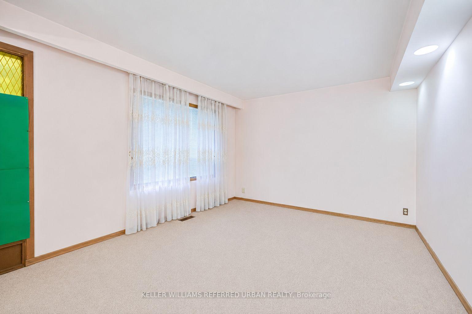 Photo 35 of 7 Saunders Crescent, Etobicoke, Stonegate-Queensway — HOMEH