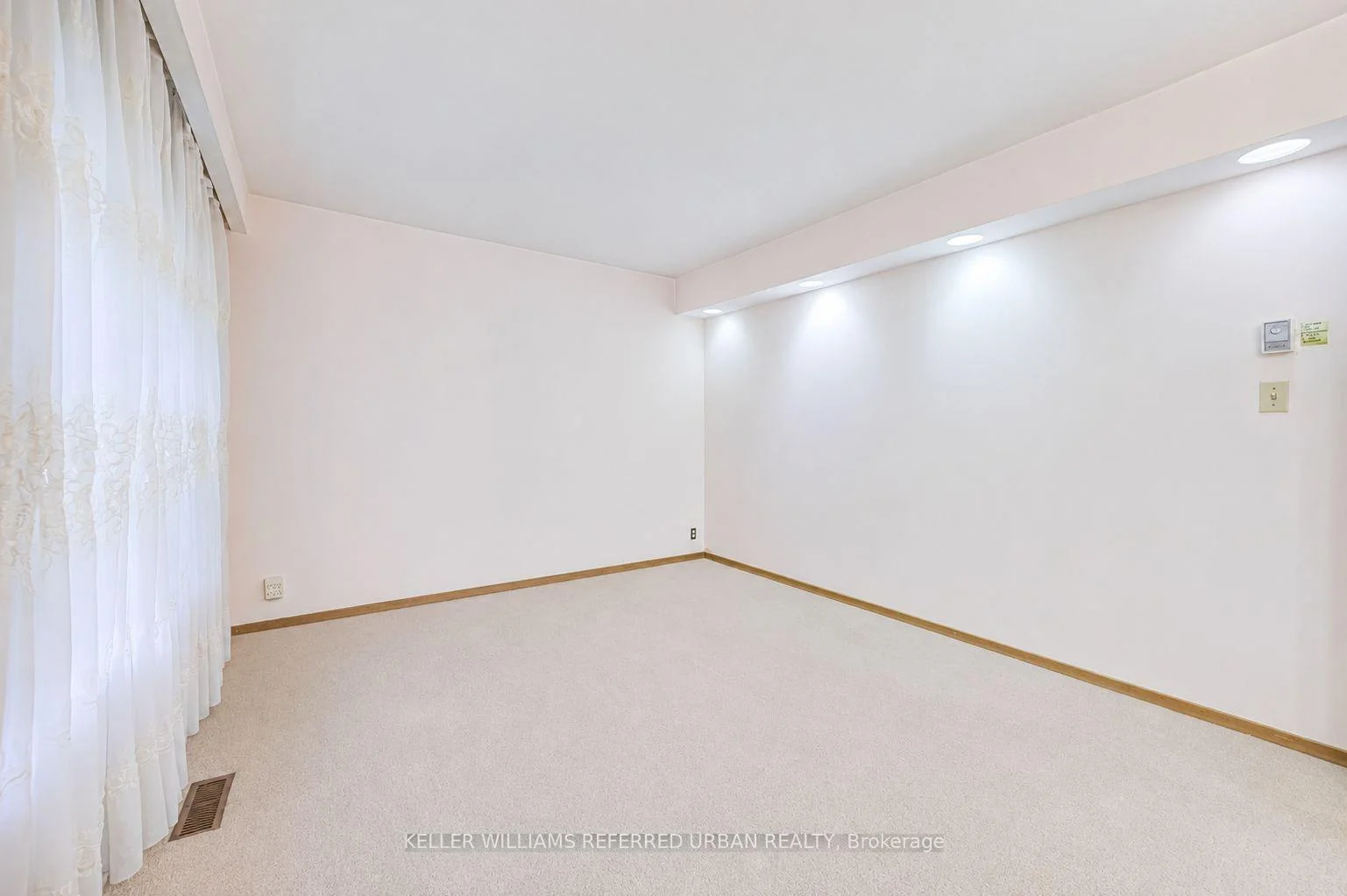 Photo 12 of 7 Saunders Crescent, Etobicoke, Stonegate-Queensway — HOMEH
