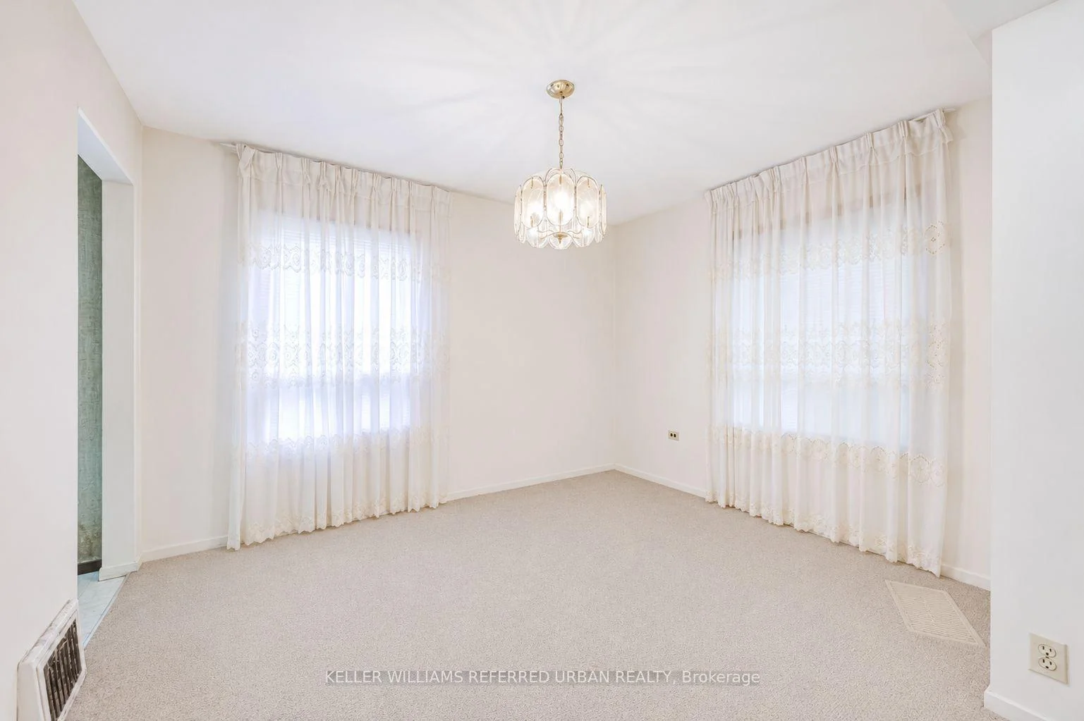 Photo 24 of 7 Saunders Crescent, Etobicoke, Stonegate-Queensway — HOMEH