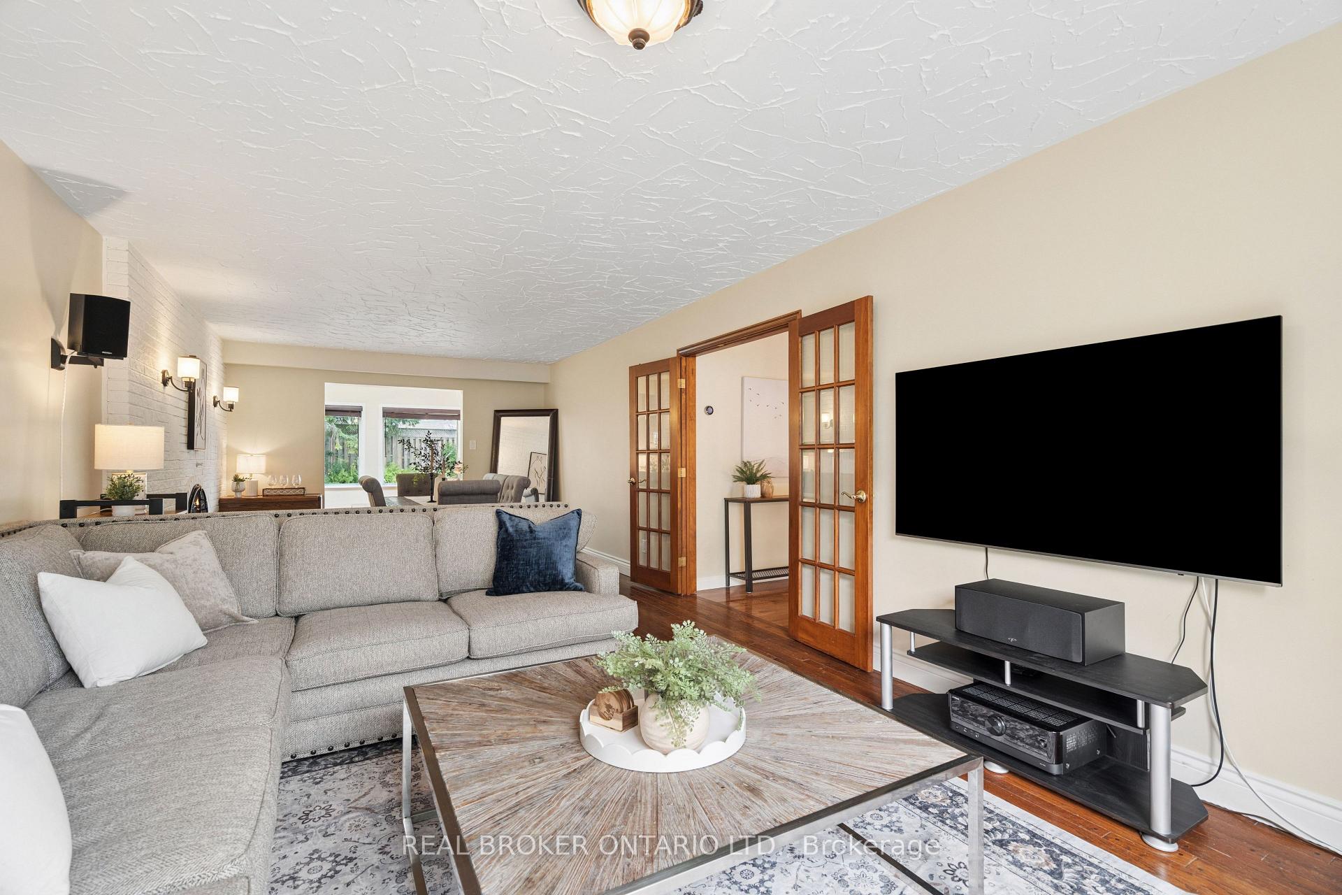 Photo 8 of 254 Southwood Drive, Kitchener, Country Hills — HOMEH