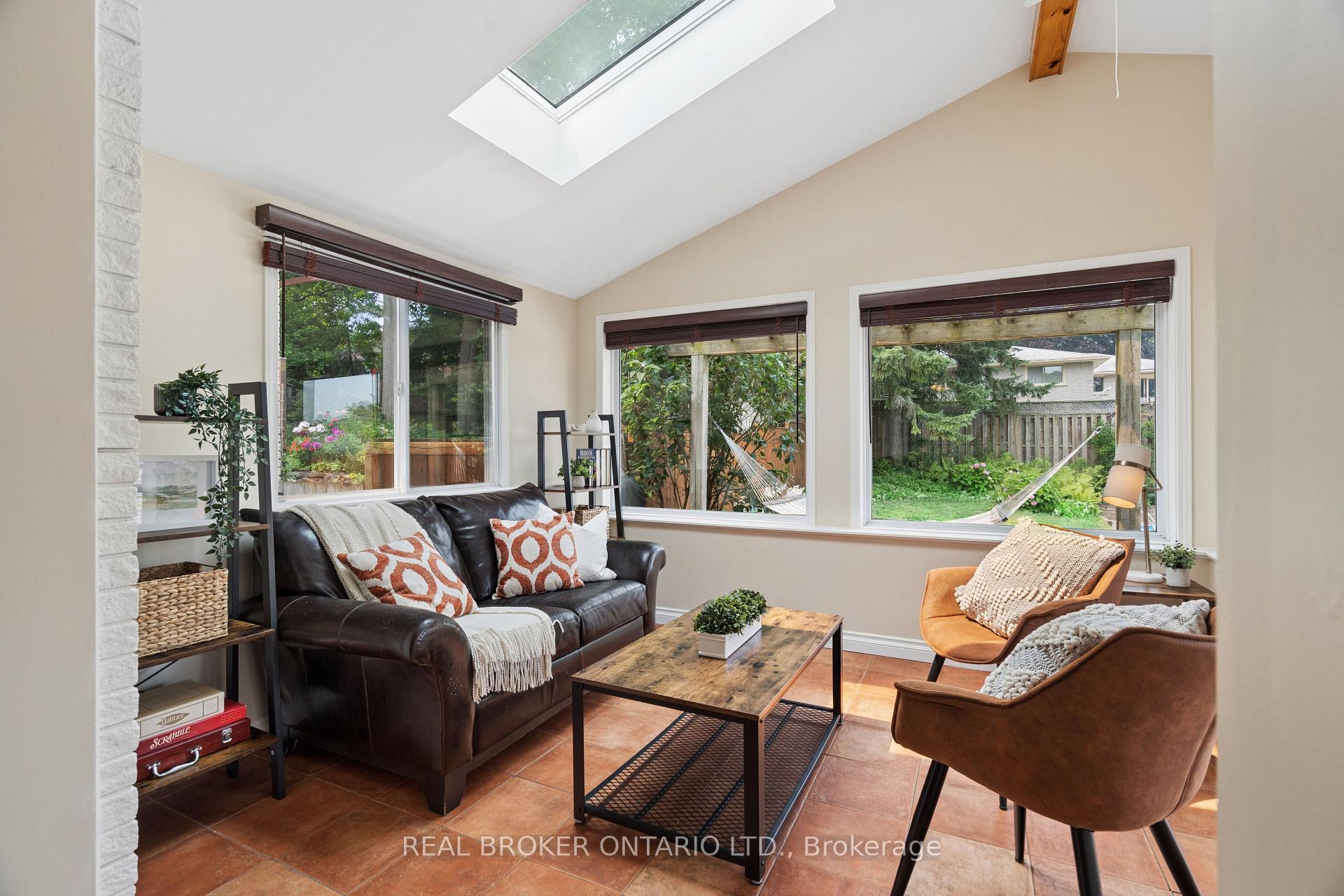 Photo 12 of 254 Southwood Drive, Kitchener, Country Hills — HOMEH