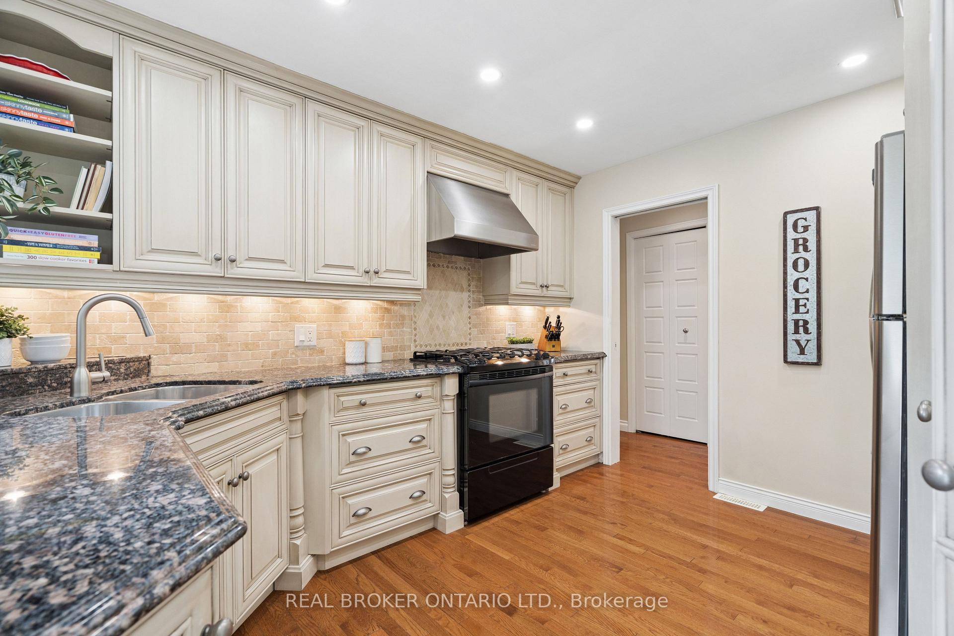 Photo 16 of 254 Southwood Drive, Kitchener, Country Hills — HOMEH