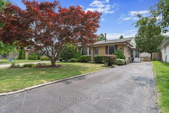 Front of 27 Villeneuve Crescent