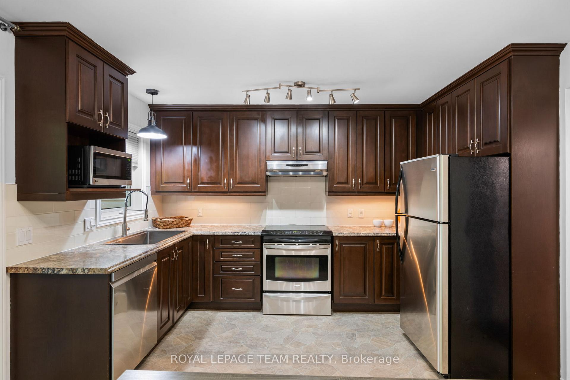 Photo 16 of 212 Provender Avenue, Ottawa, CFB Rockcliffe and Area — HOMEH